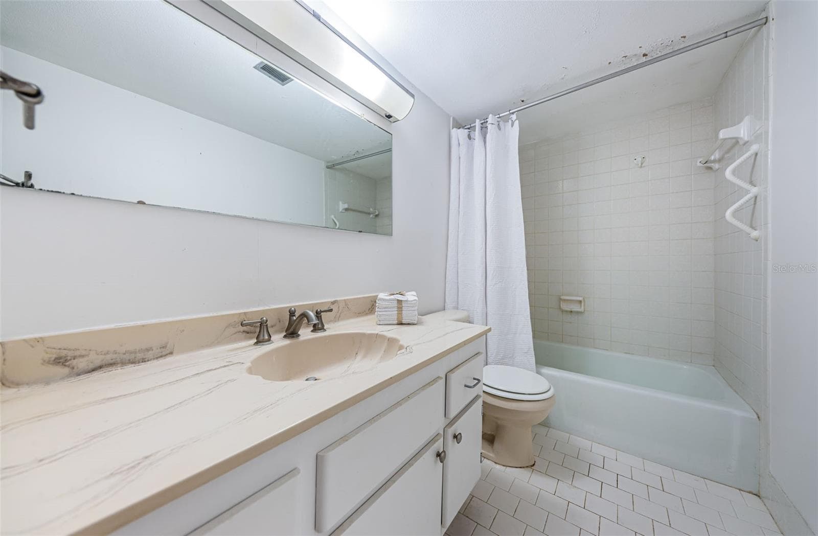 Second Full Bathroom - 700 BEACH DR NE #308, ST PETERSBURG