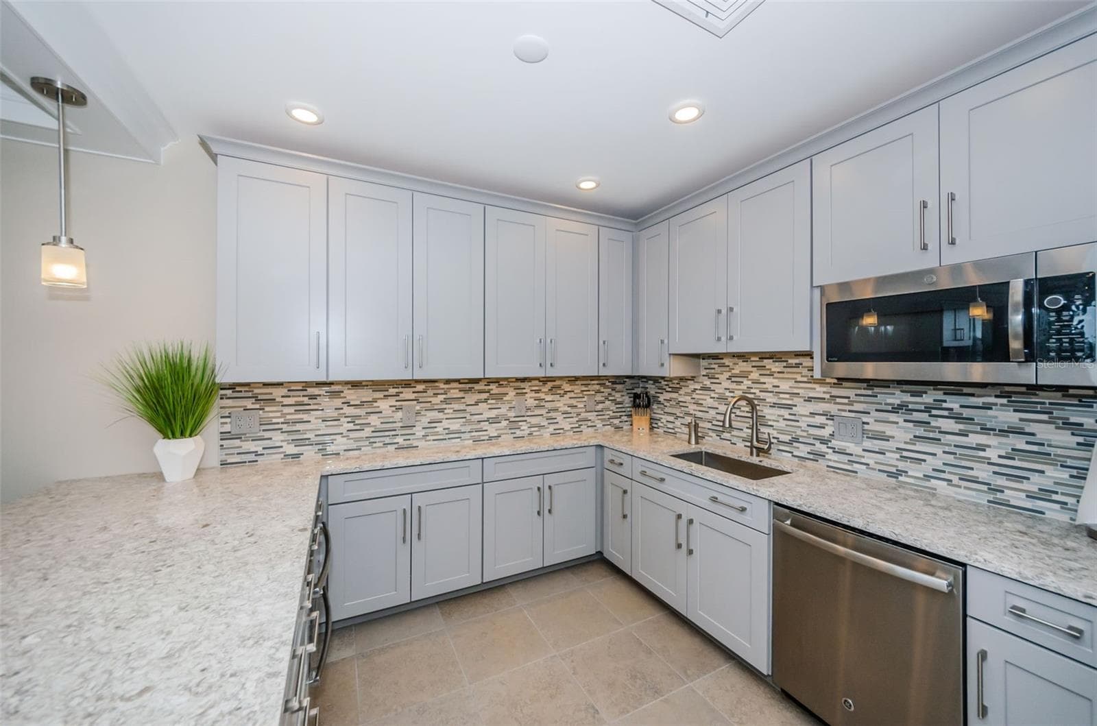 Newly renovated top floor and full Kitchen - 700 BEACH DR NE #308, ST PETERSBURG