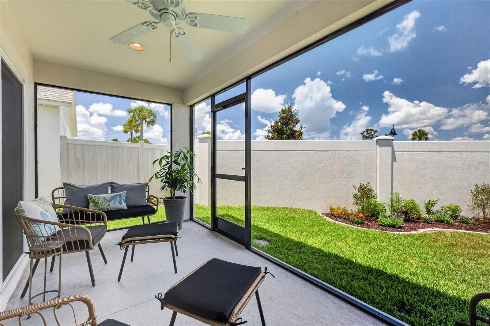 Lanai with PRIVACY Wall, Fencing, and SPACIOUS Rear Yard - 2005 SANTINO AVE, THE VILLAGES