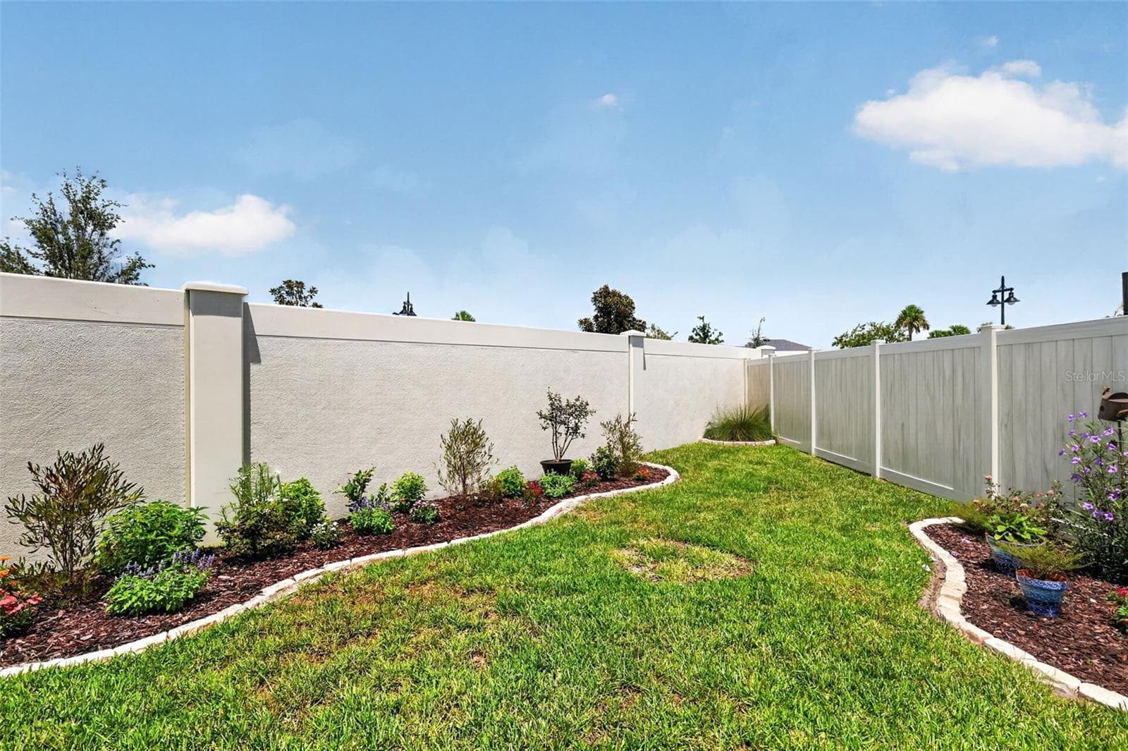 SPACIOUS Rear Yard with PRIVACY Wall and Fencing - 2005 SANTINO AVE, THE VILLAGES