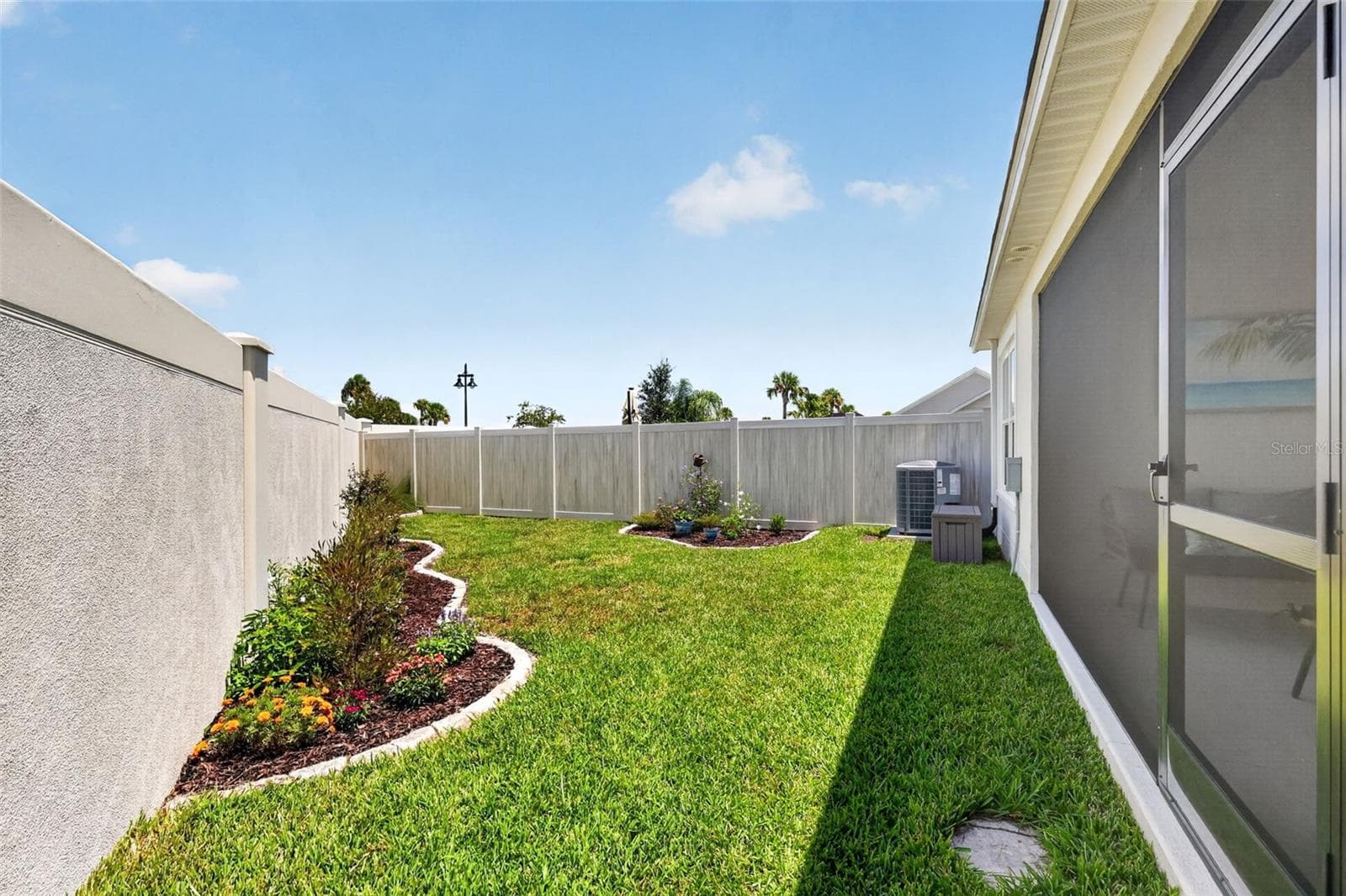 SPACIOUS Rear Yard with PRIVACY Wall and Fencing - 2005 SANTINO AVE, THE VILLAGES