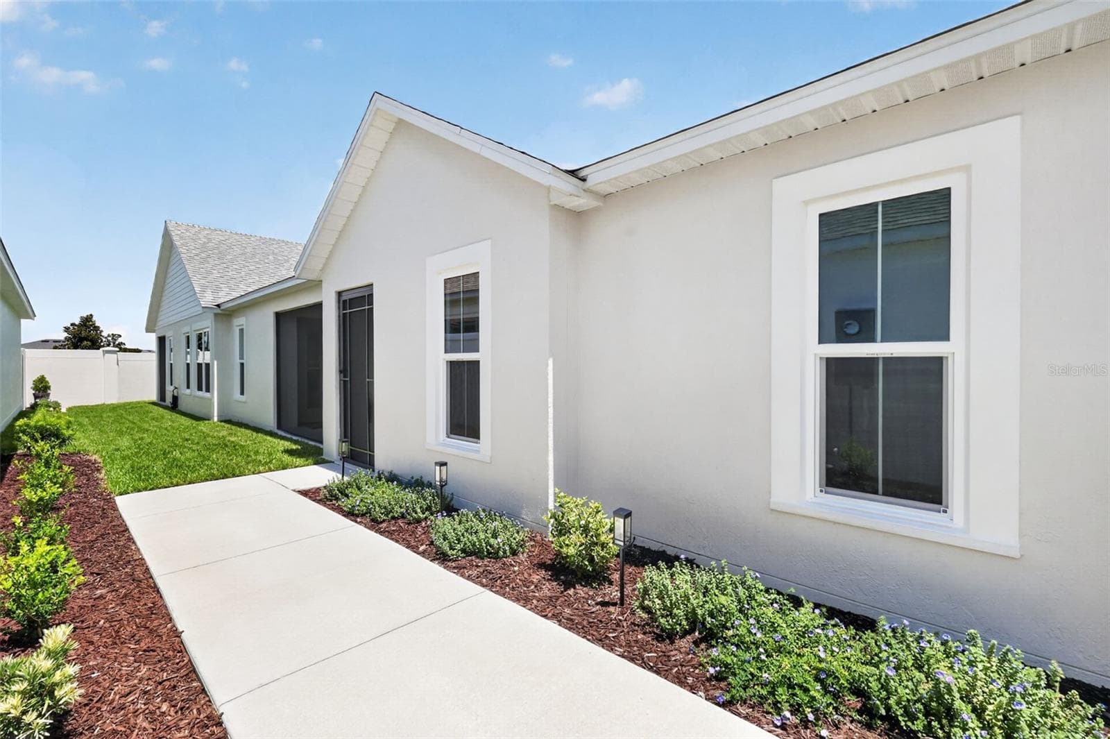 Screened Front Porch Entry with PRIVATE Side Yard - 2005 SANTINO AVE, THE VILLAGES