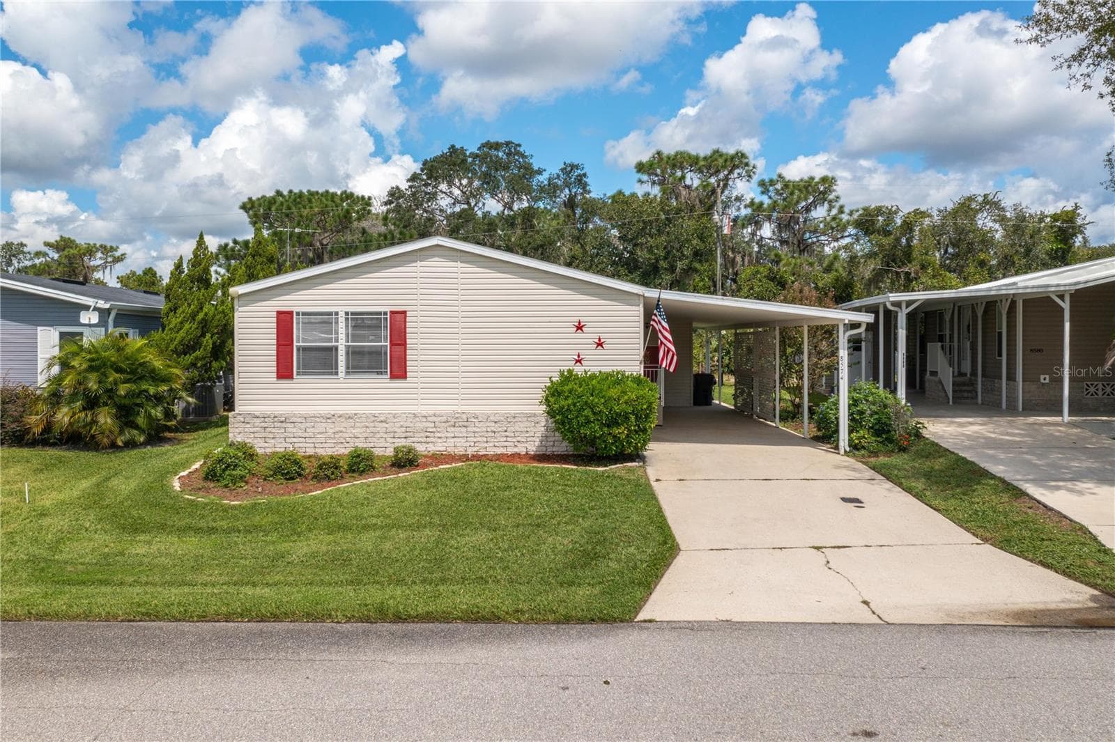 Manufactured Home at 8574 BREEZE HILL DR, LAKE WALES, photo 2 of 37