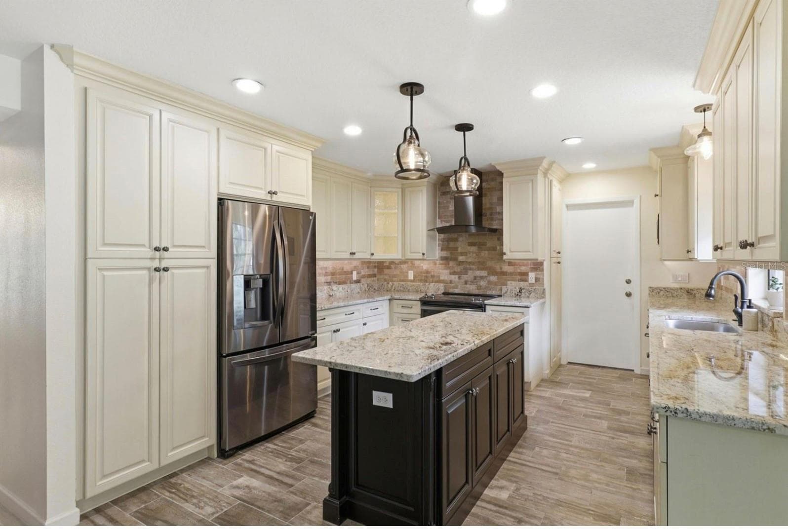Custom kitchen - with many conveniences like pull-out shelves - 302 BLOOMINGFIELD DR, BRANDON