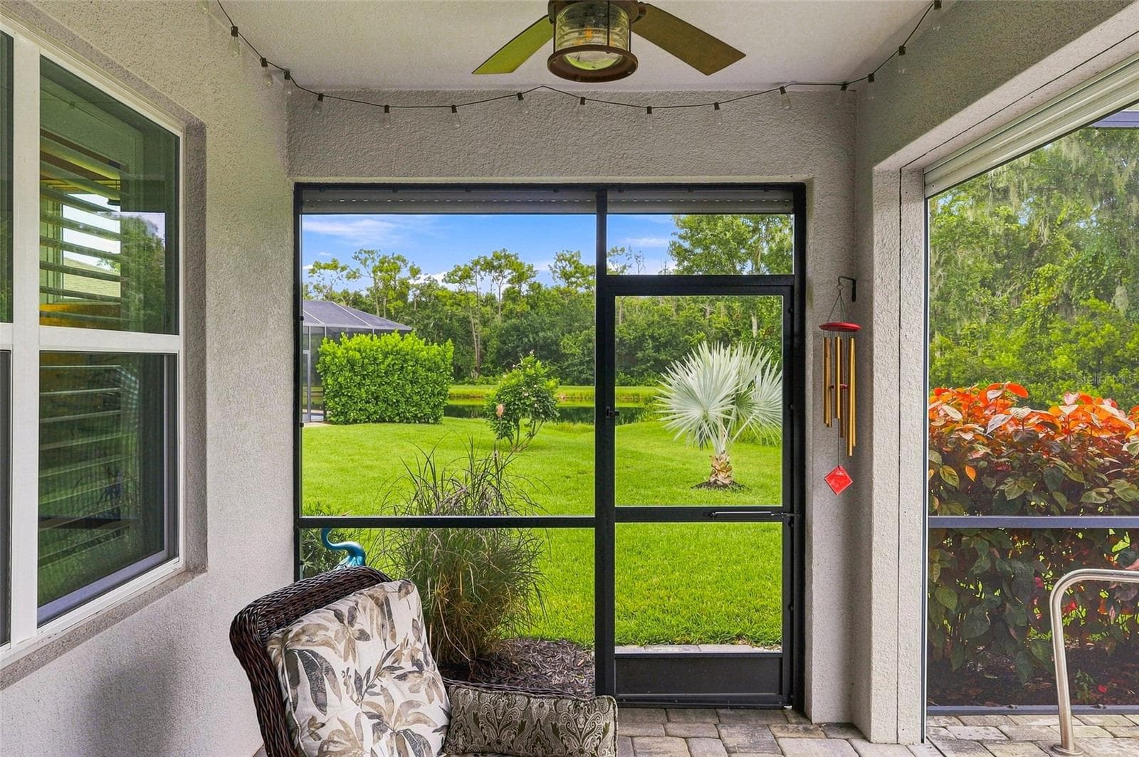 Lots of space between your neighbor providing additional privacy. - 5711 OAK BRIDGE CT, BRADENTON