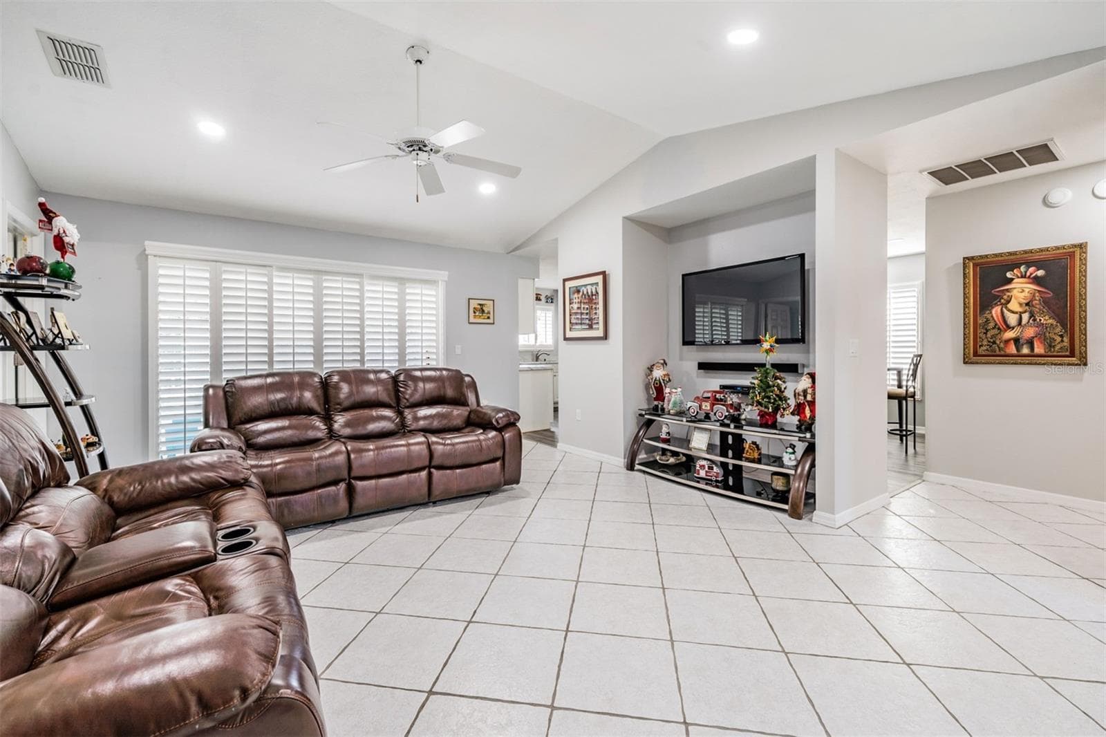 Light and bright with cathedral ceilings - 29424 SCHINNECOCK HILLS LN, SAN ANTONIO