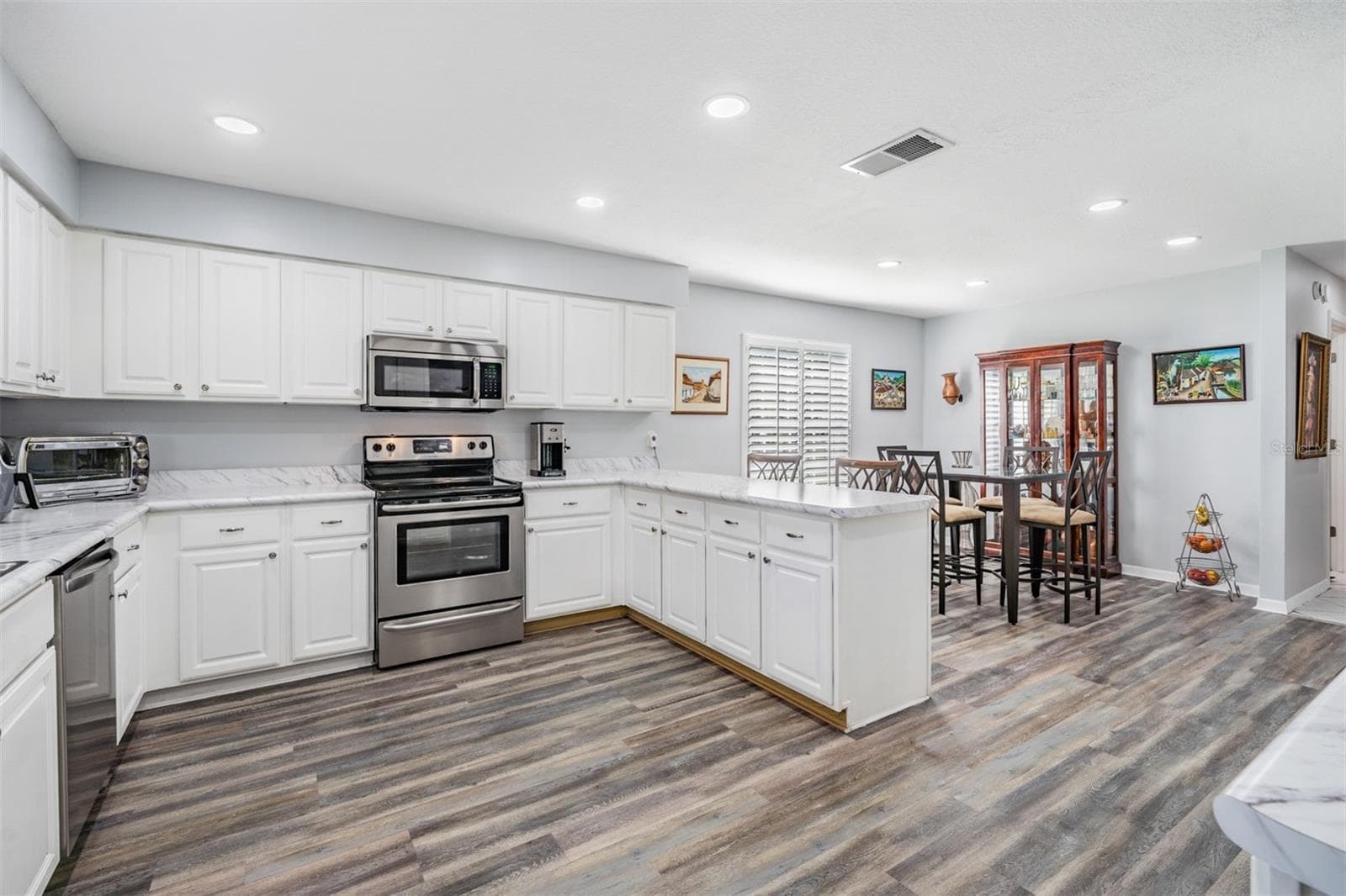 Spacious kitchen with custom quartz counters and tile backsplash - 29424 SCHINNECOCK HILLS LN, SAN ANTONIO