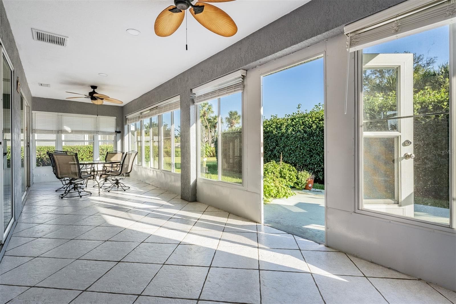 Sunroom is enclosed and runs length of home! - 29424 SCHINNECOCK HILLS LN, SAN ANTONIO