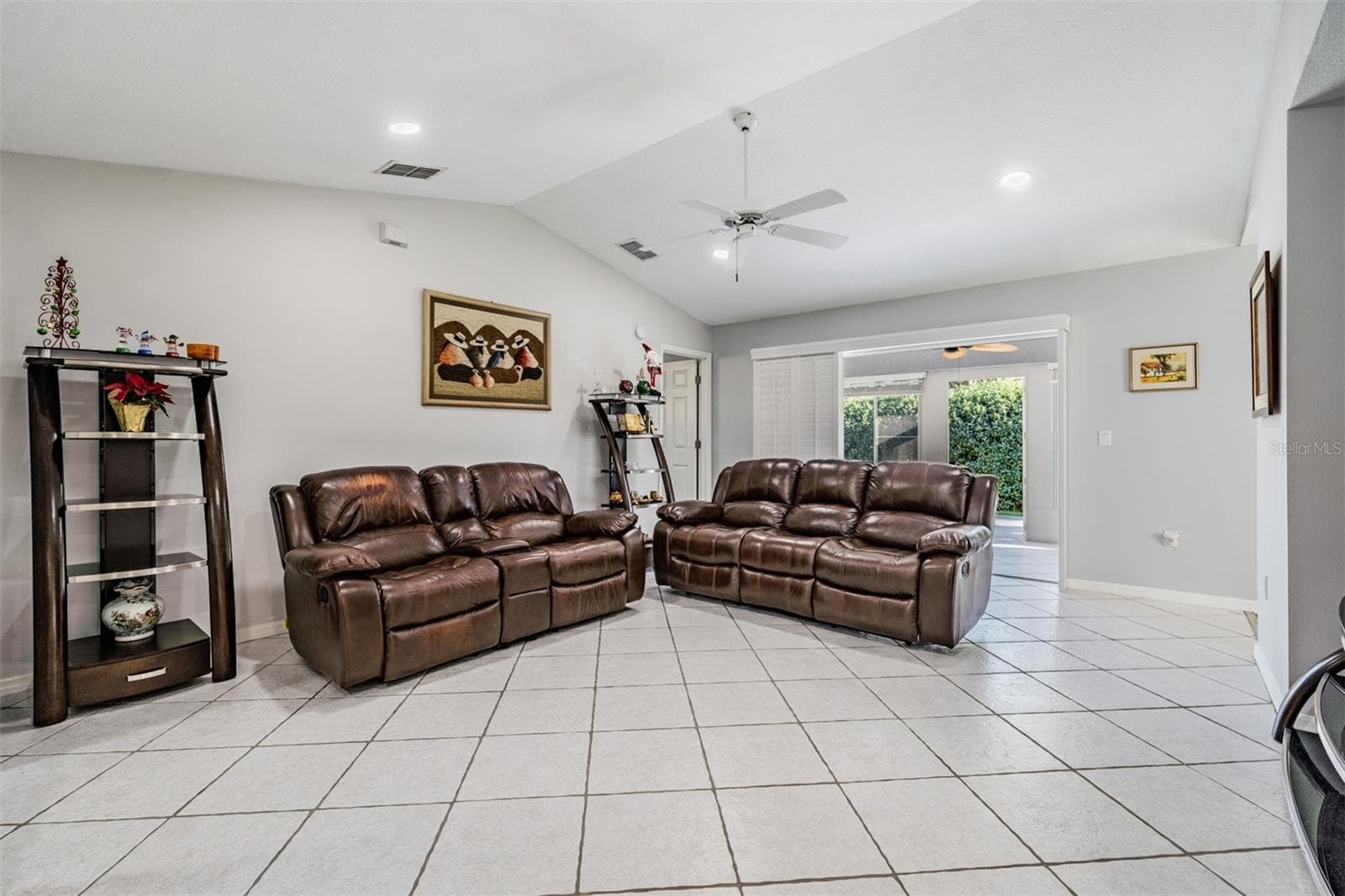 Ceramic tile on diagonal in greatroom - 29424 SCHINNECOCK HILLS LN, SAN ANTONIO