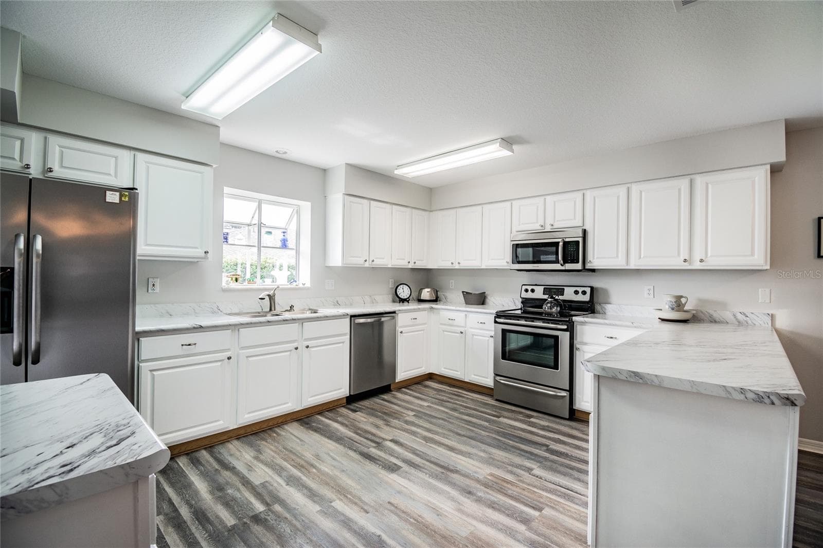 Newer laminate floors in kitchen and dining areas - 29424 SCHINNECOCK HILLS LN, SAN ANTONIO