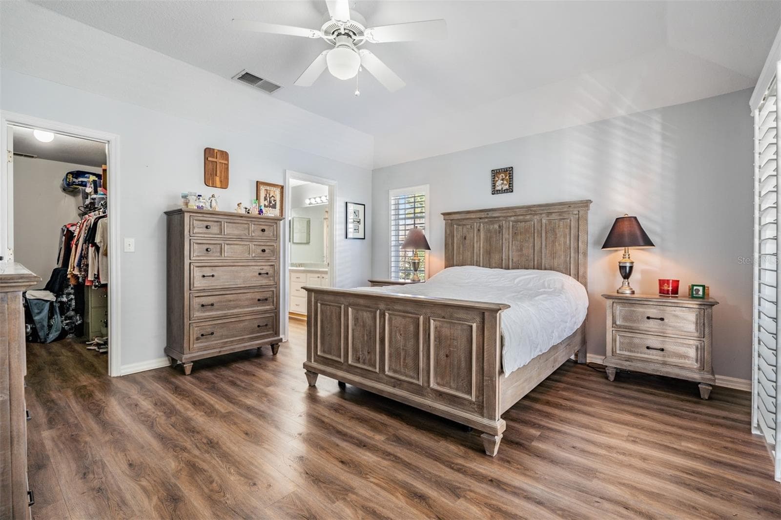 Primary suite with large closet and bath ensuite - 29424 SCHINNECOCK HILLS LN, SAN ANTONIO