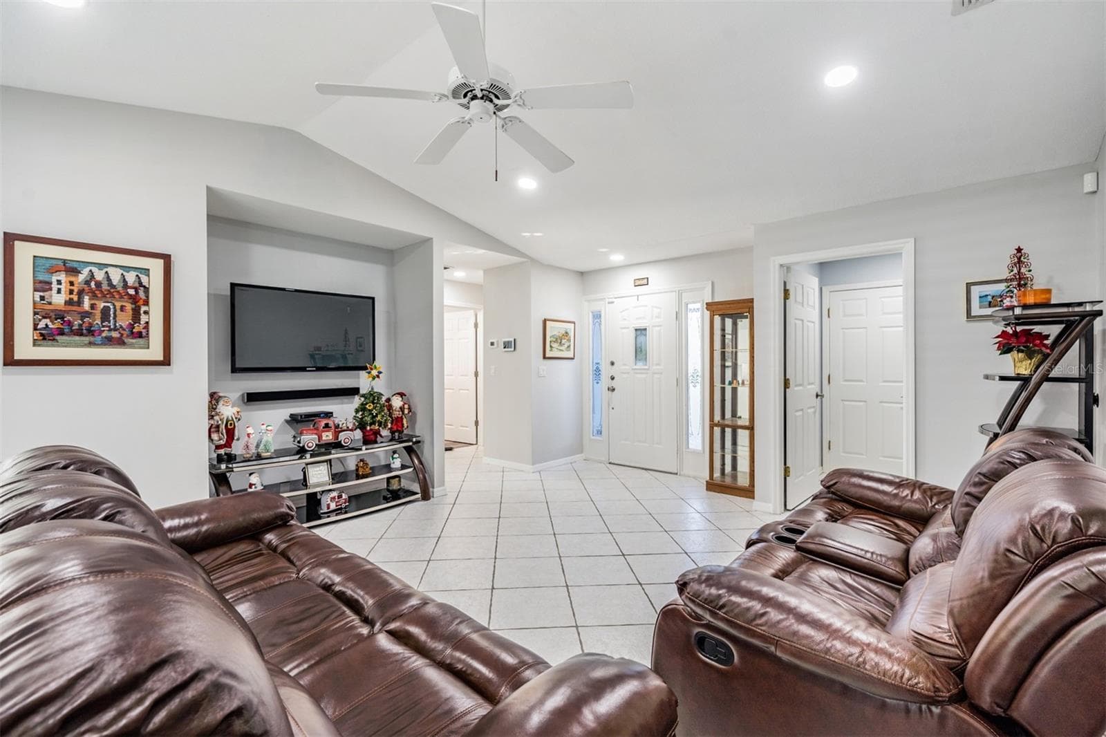 Inset area for entertainment components - 29424 SCHINNECOCK HILLS LN, SAN ANTONIO