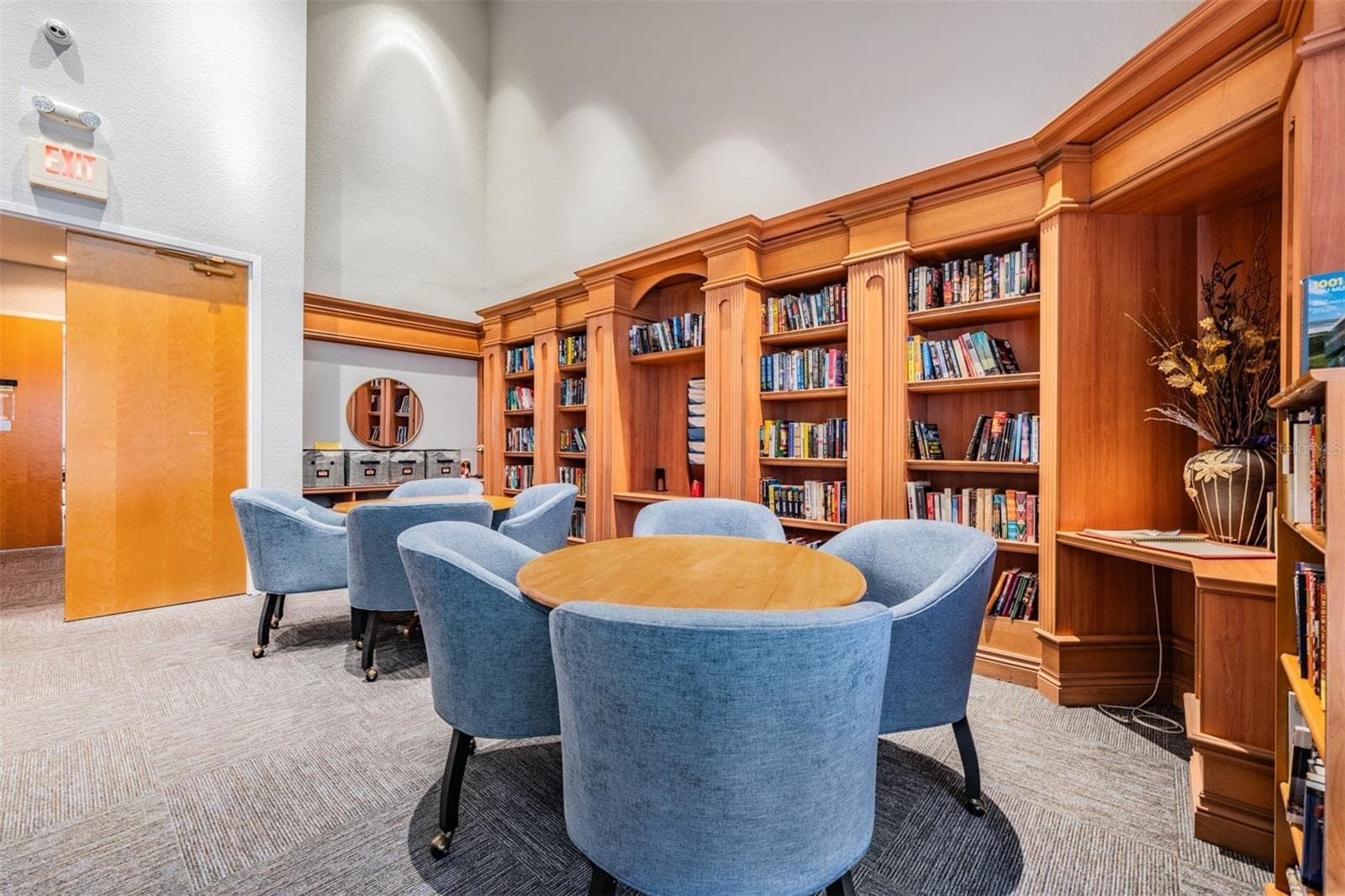 Library with computers - 29424 SCHINNECOCK HILLS LN, SAN ANTONIO