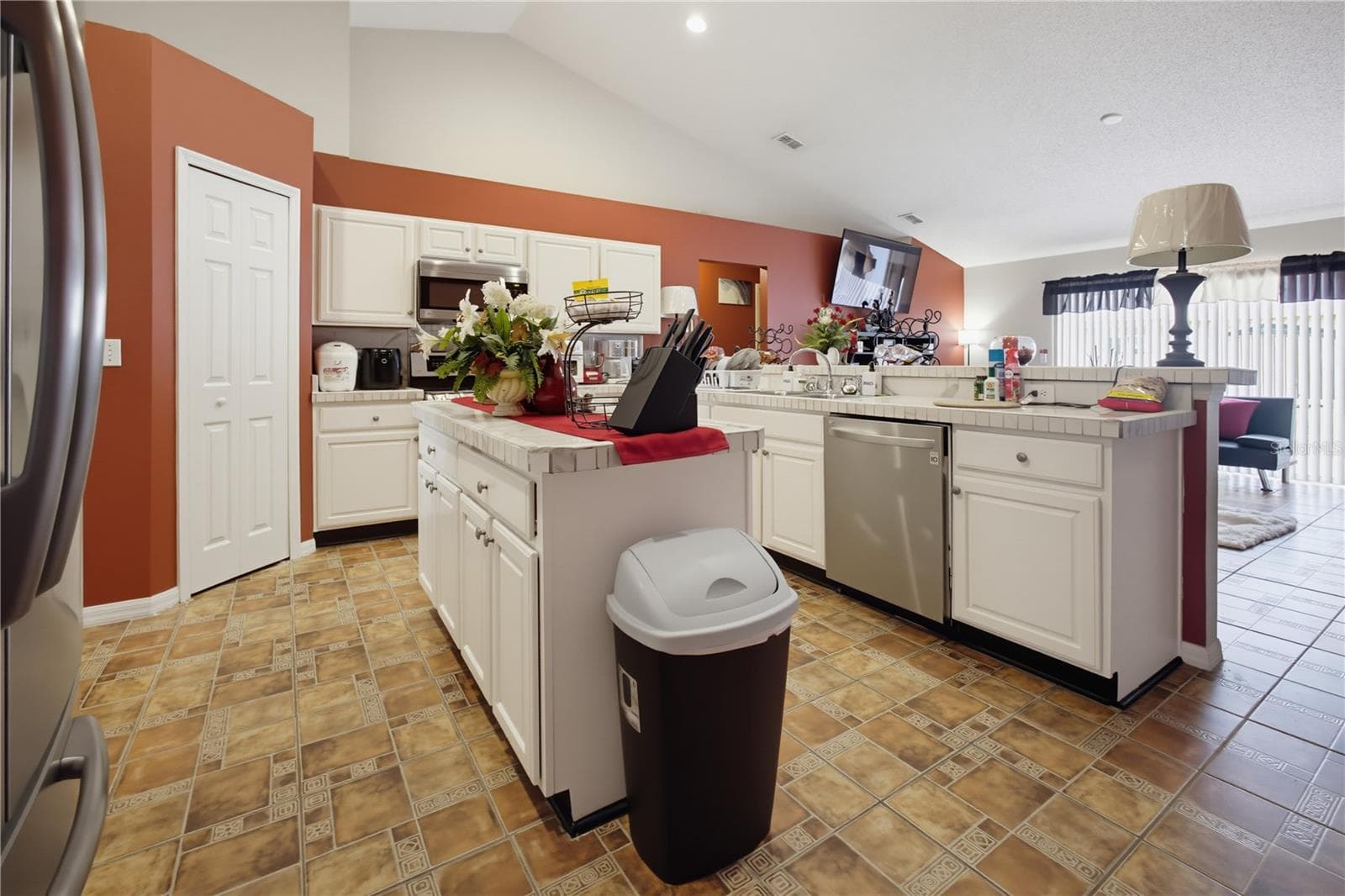 Single Family Residence at 672 BASINGSTOKE CT, KISSIMMEE, photo 6 of 28
