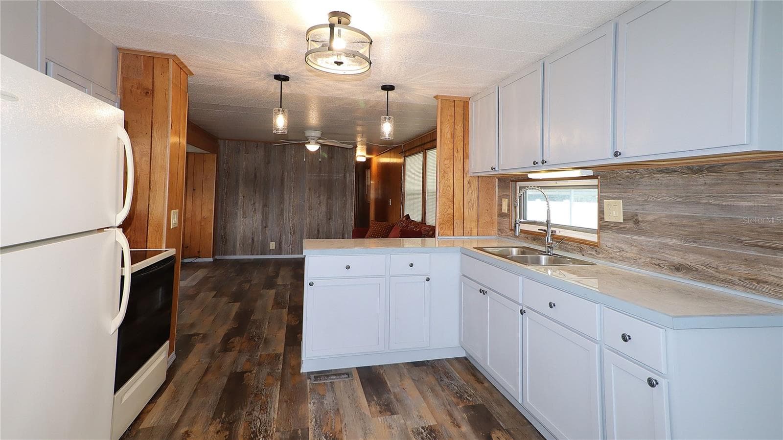 kitchen with nice storage... - 417 NE 64TH AVE, OCALA
