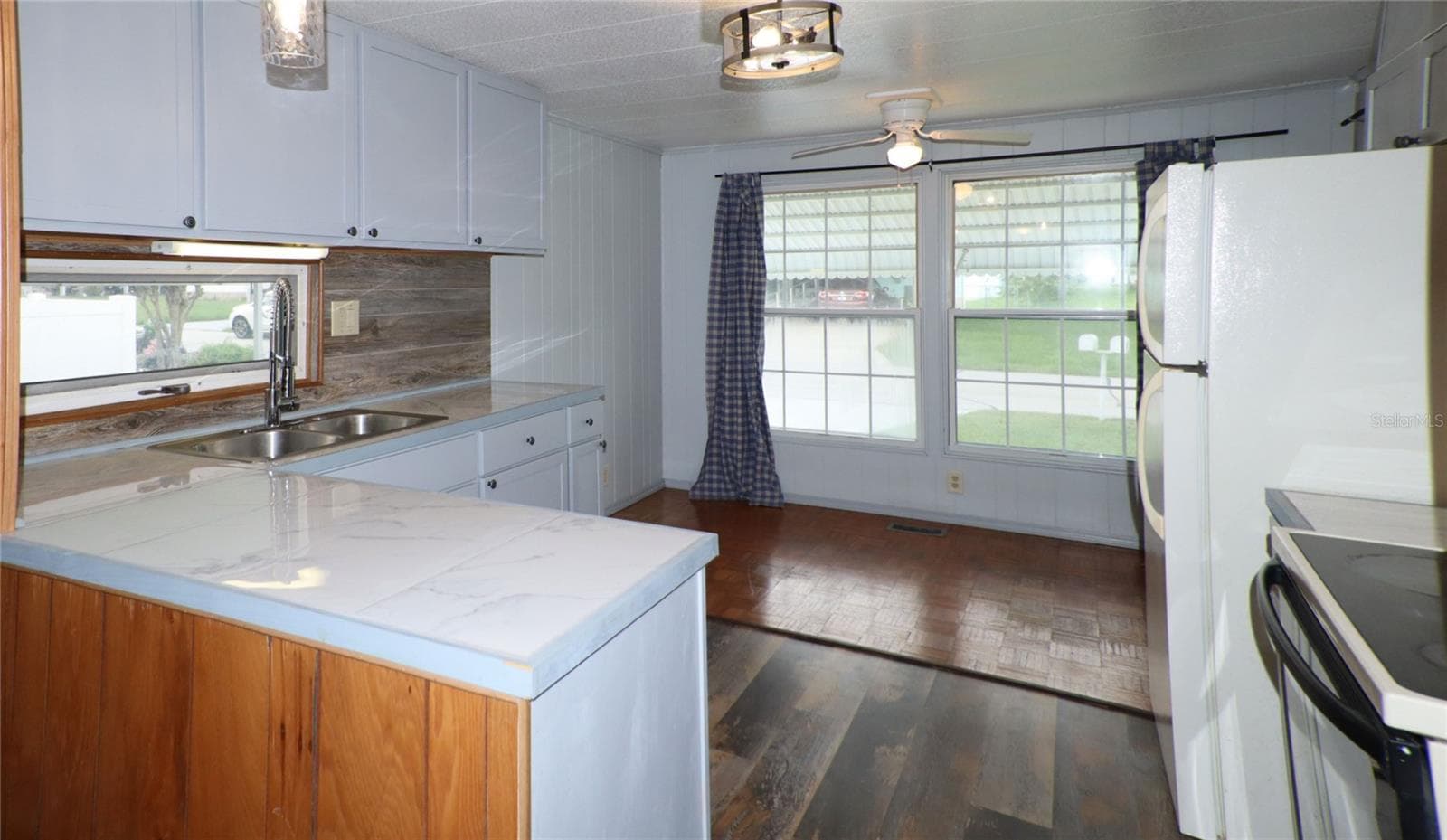 and leading to dining... - 417 NE 64TH AVE, OCALA