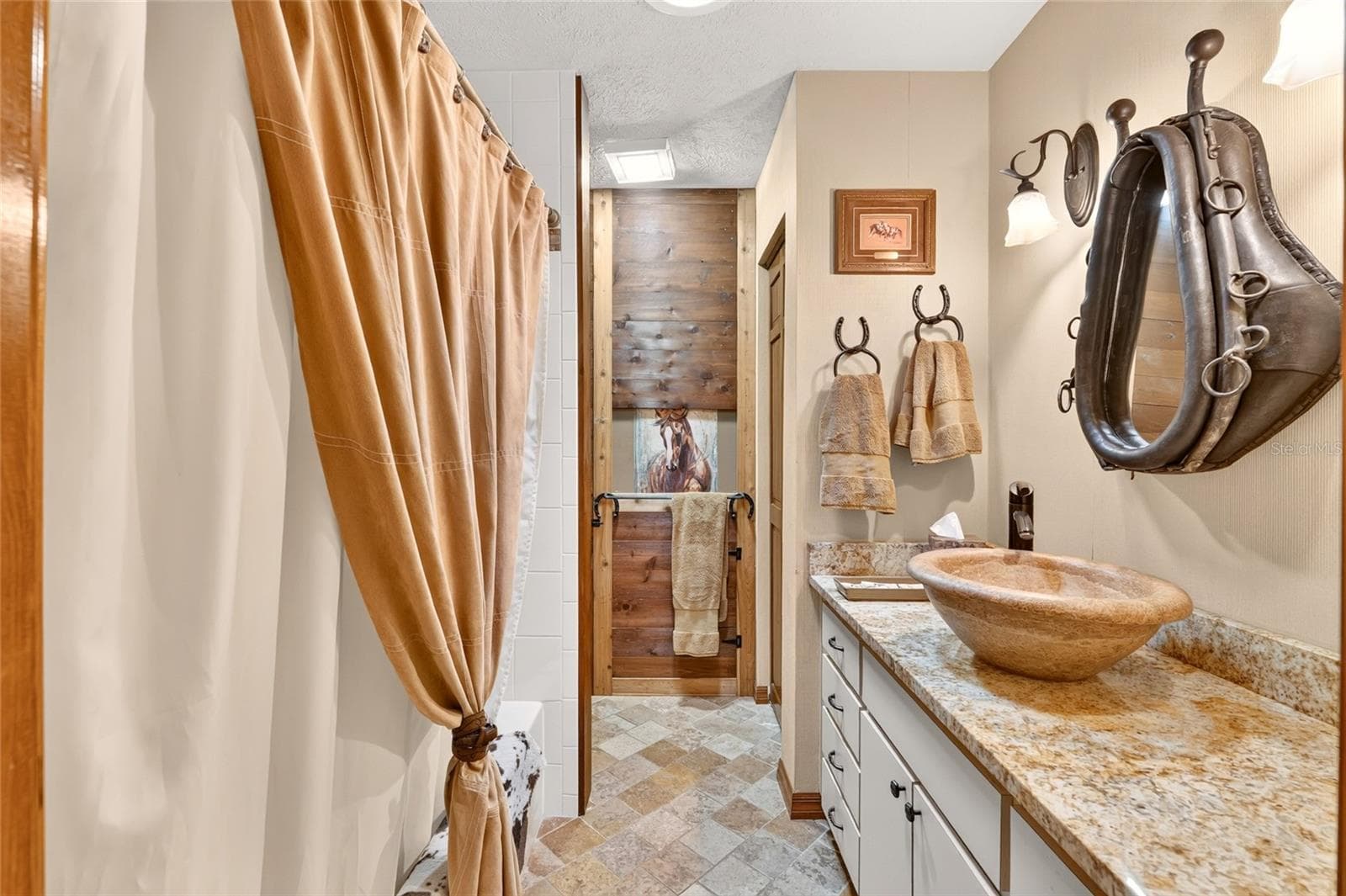 Guest bath 2 - 8699 SE 12TH CT, OCALA