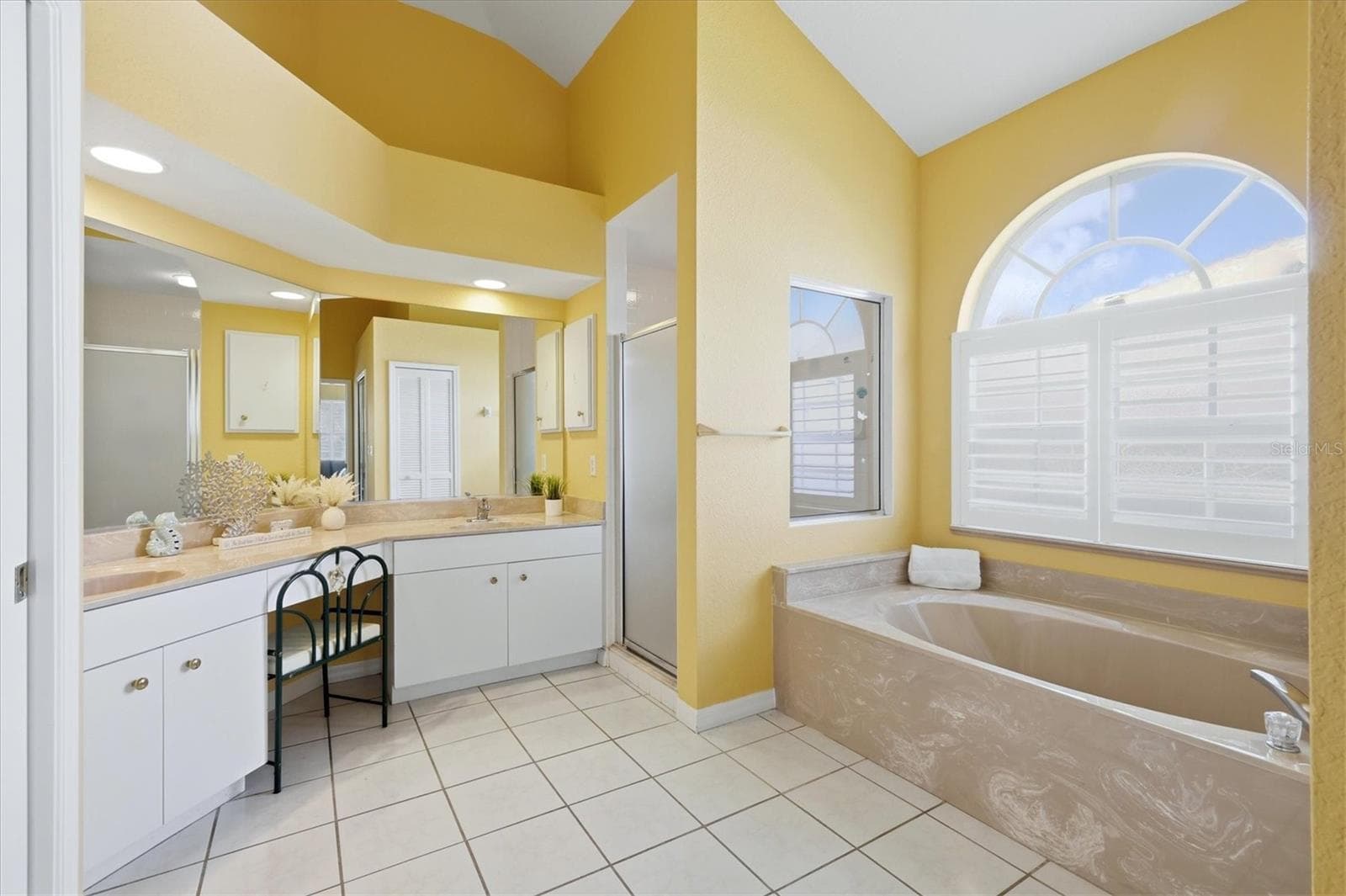 Double Sinks/Tub/Separate Shower - 1787 KILRUSS DR, VENICE