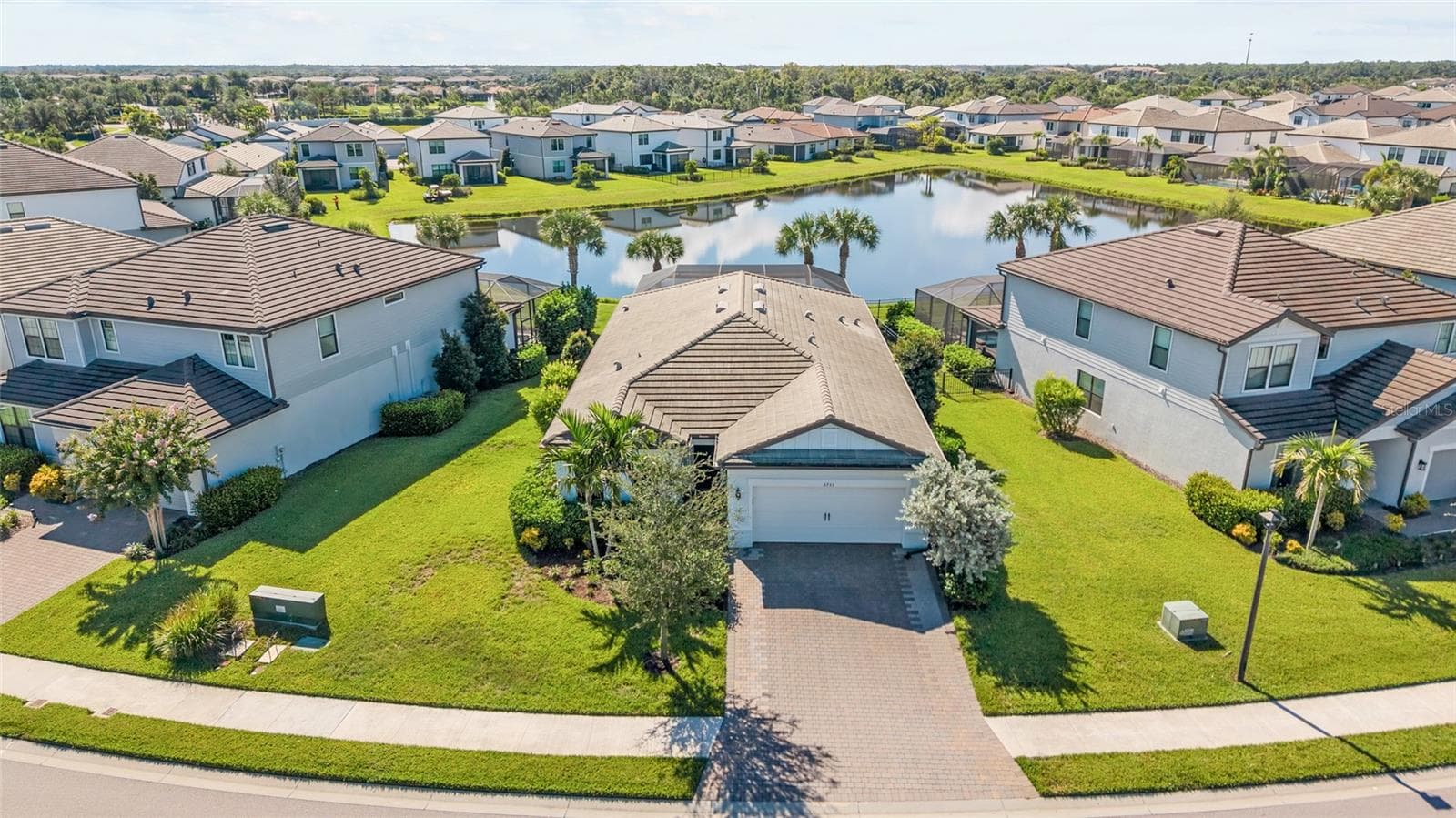 Single Family Residence at 5755 BLUESTAR CT, LAKEWOOD RANCH, photo 2 of 47