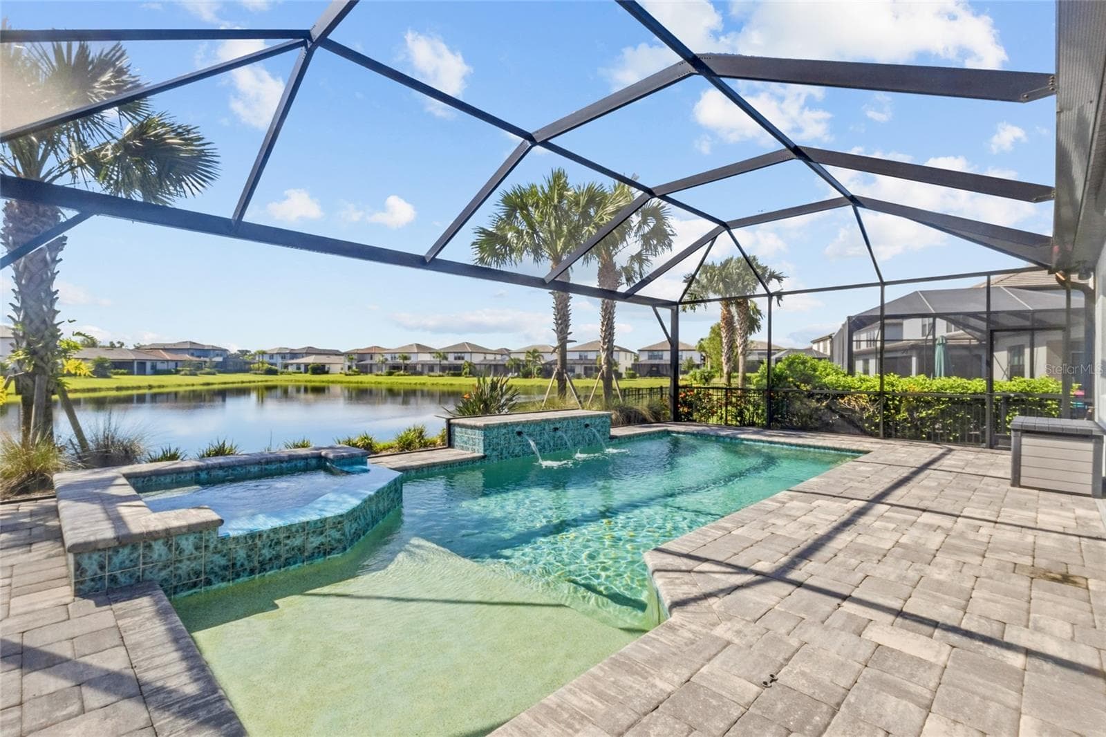 Pool and spa overlooking the lake - 5755 BLUESTAR CT, LAKEWOOD RANCH