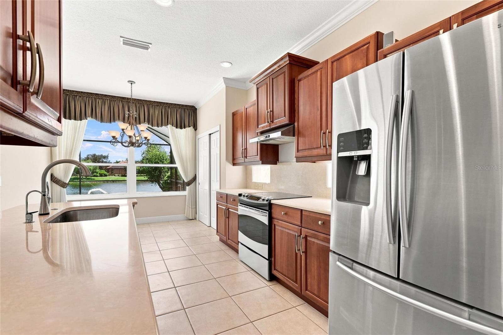 Kitchen with view to dinette area out to pool deck - 1328 THORNAPPLE DR, OSPREY