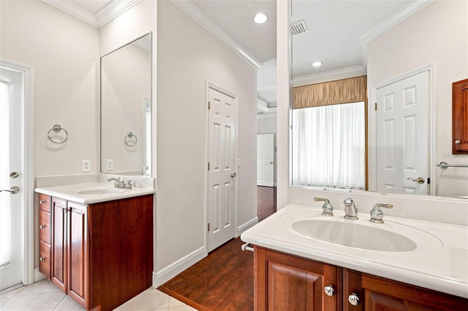 Primary bathroom dual vanities and access to pool deck - 1328 THORNAPPLE DR, OSPREY