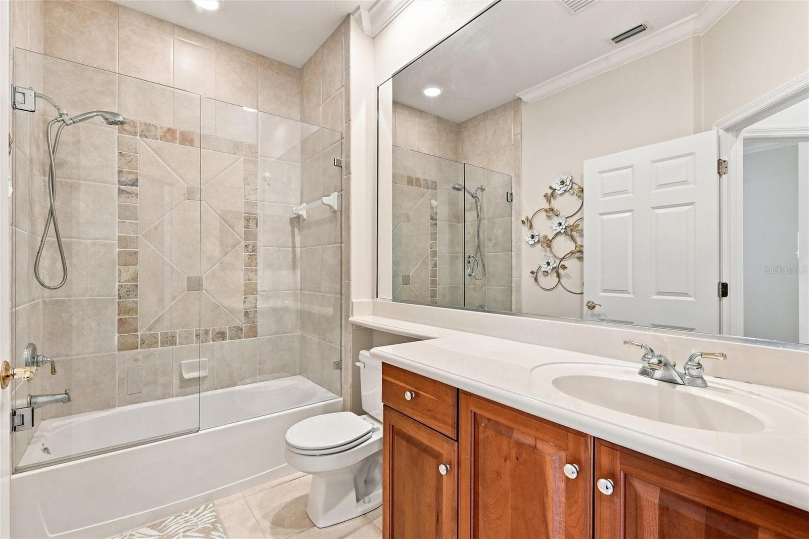 Second bathroom with Tub/shower combo - 1328 THORNAPPLE DR, OSPREY