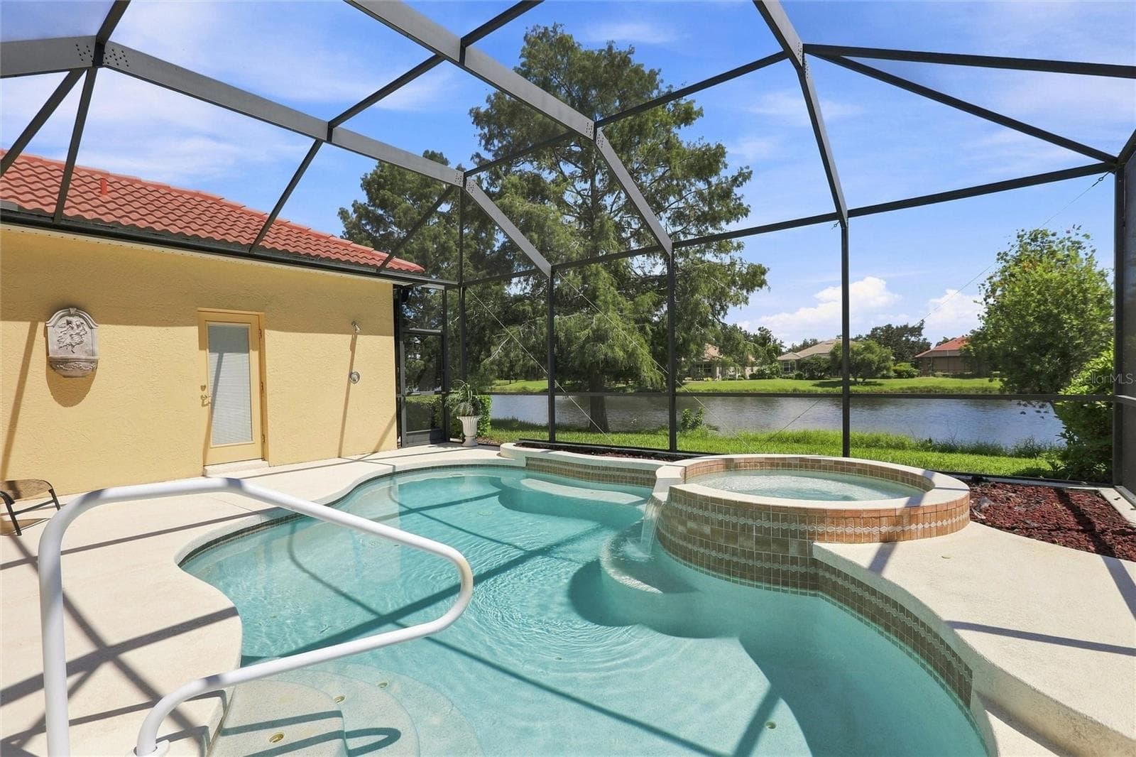 Pool and spa, spa water falls into the pool - 1328 THORNAPPLE DR, OSPREY