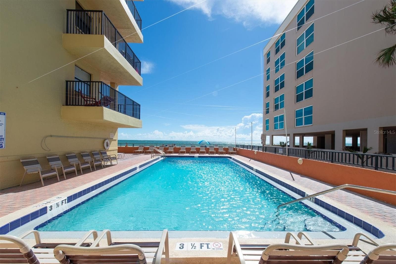 Refreshing sparkling pool - 14710 GULF BLVD #206, MADEIRA BEACH