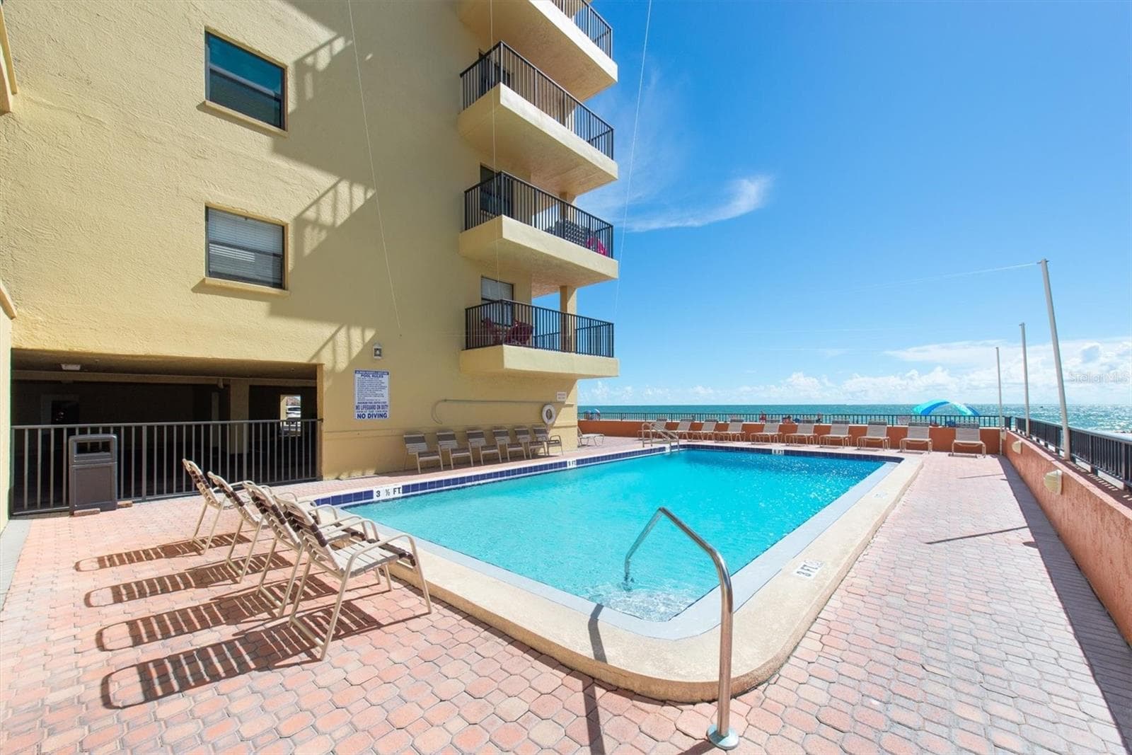 The pool - 14710 GULF BLVD #206, MADEIRA BEACH
