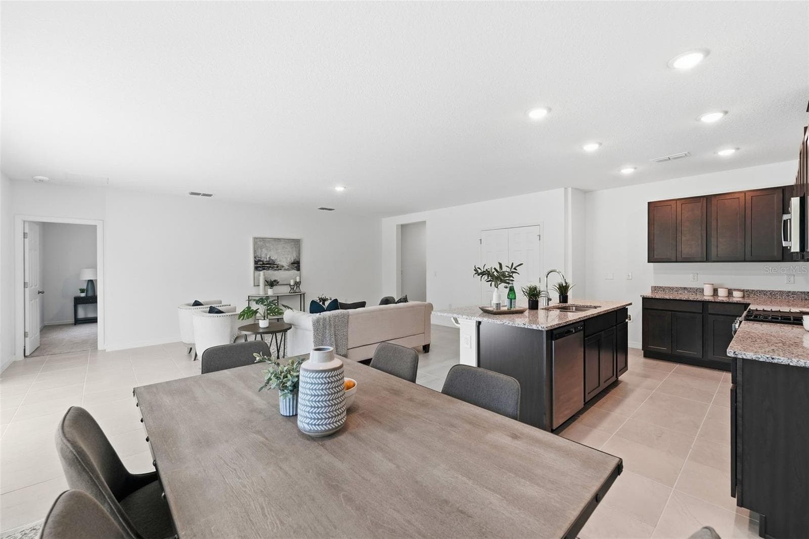 Kitchen & Great Room - 27468 BLACK KITE AVE, HOWEY IN THE HILLS