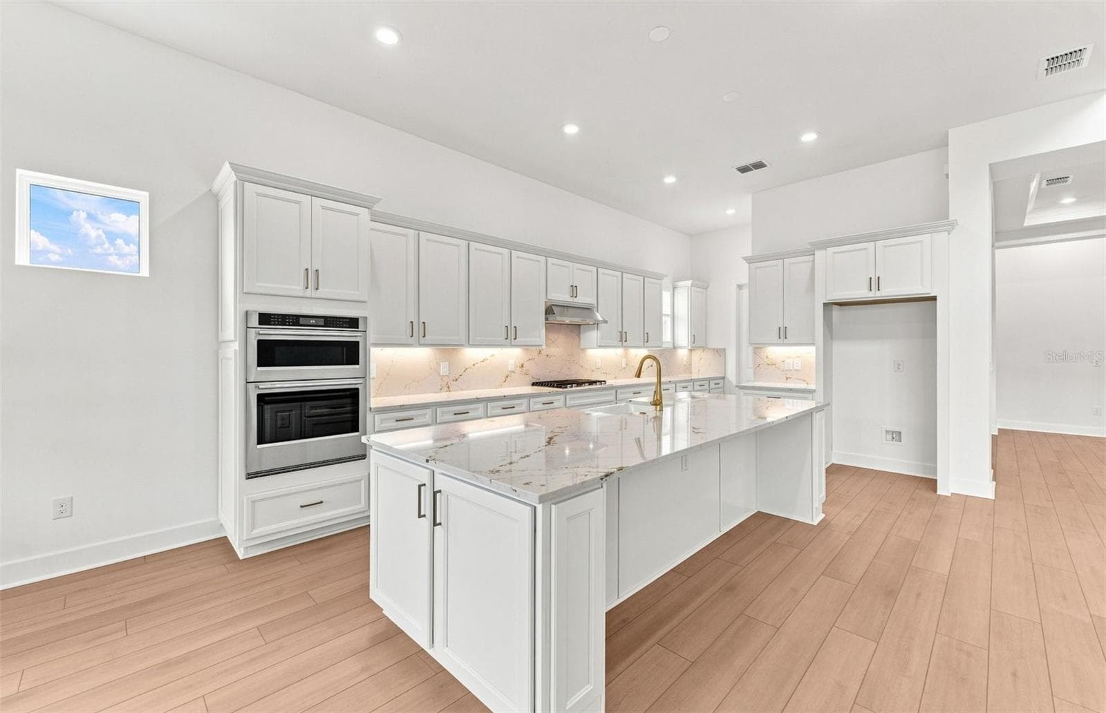 Gourment Built-in Kitchen w/Gas Appliances - 35626 COHAGEN TRL, ZEPHYRHILLS