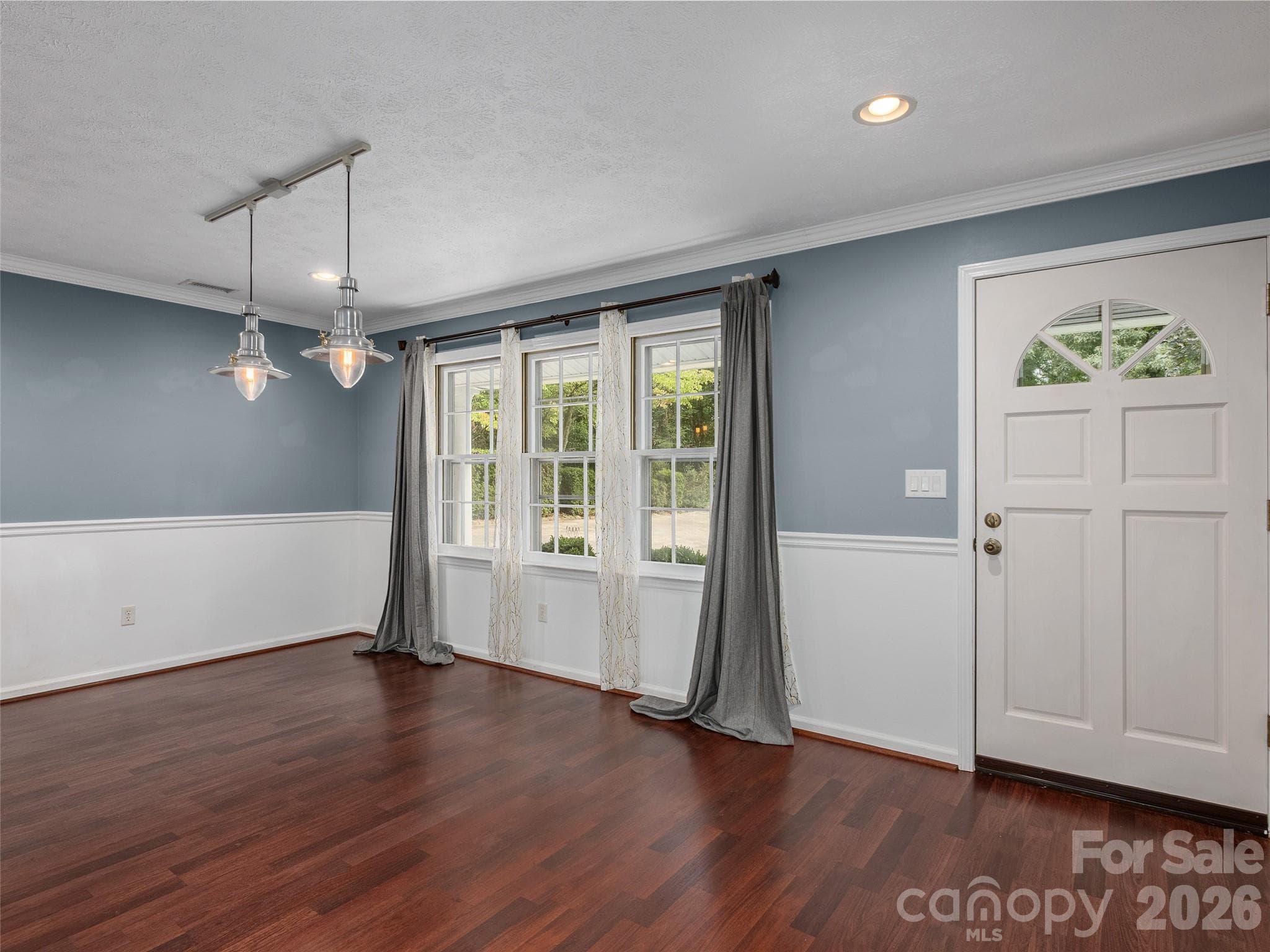 Single Family Residence at 921 Indian Hill Road, Hendersonville, photo 3 of 33