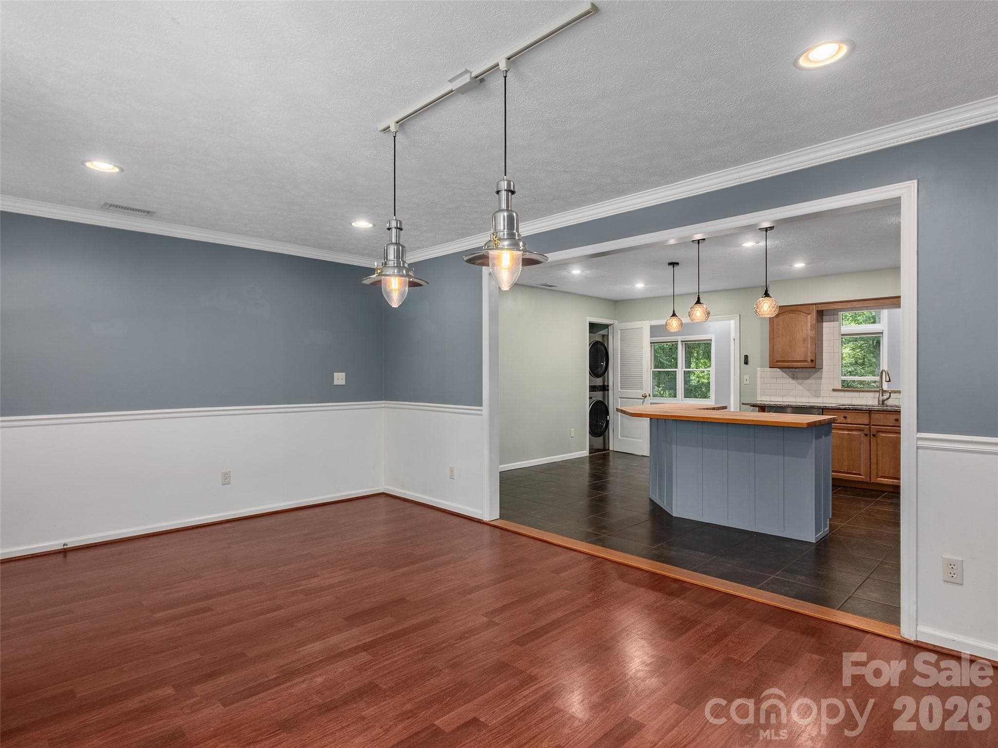 Single Family Residence at 921 Indian Hill Road, Hendersonville, photo 4 of 33