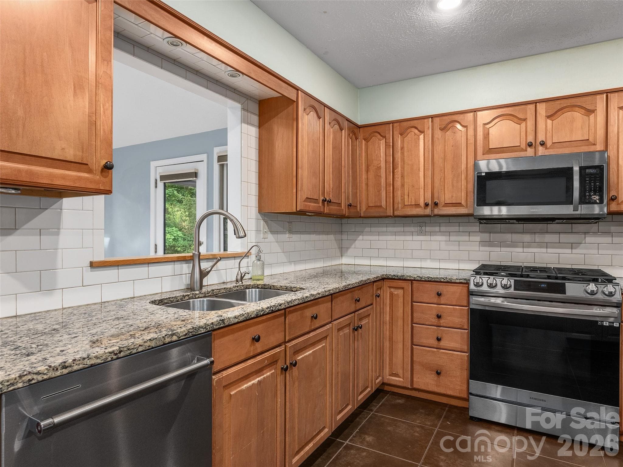 Single Family Residence at 921 Indian Hill Road, Hendersonville, photo 7 of 33