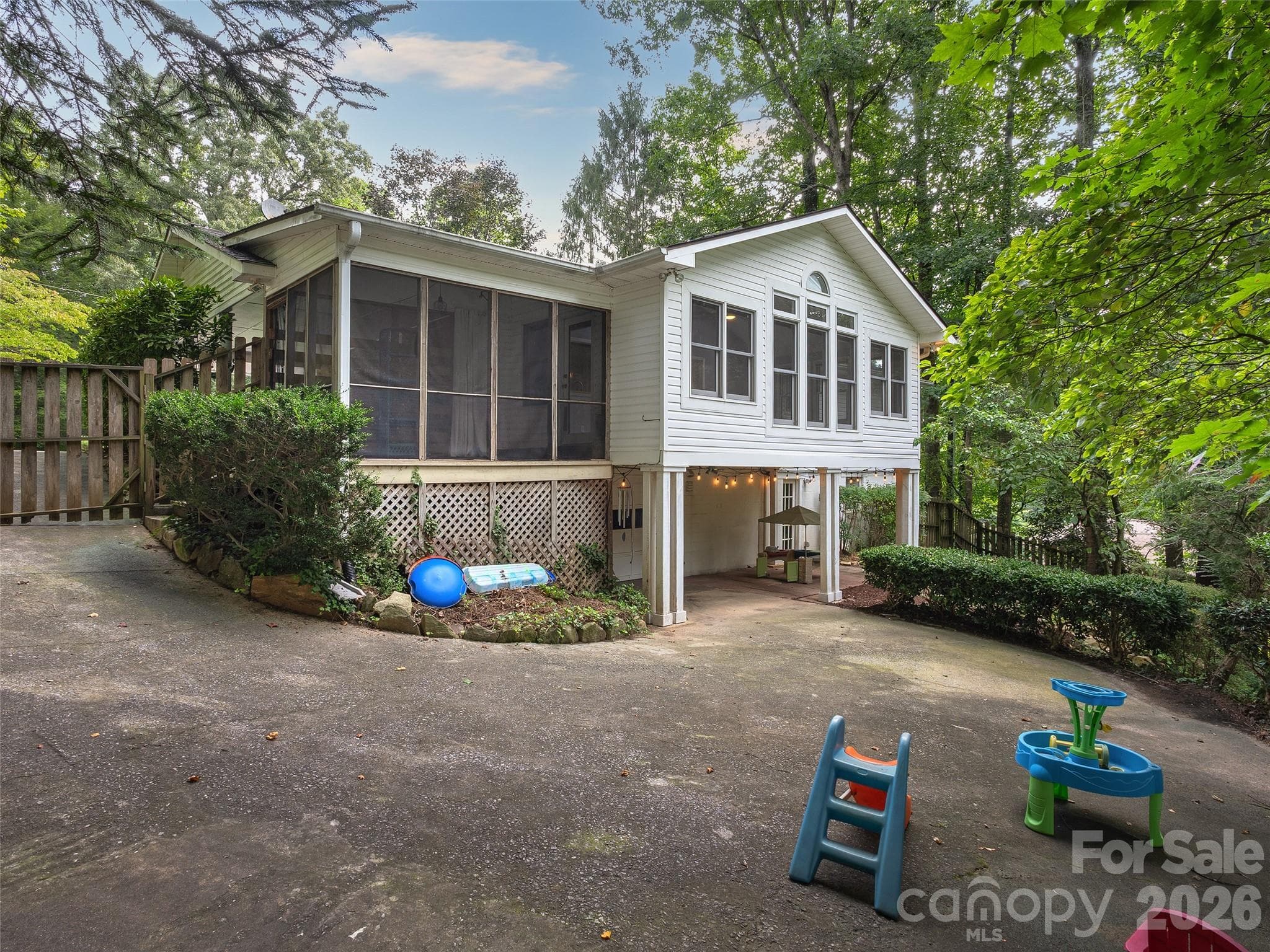 Single Family Residence at 921 Indian Hill Road, Hendersonville, photo 26 of 33