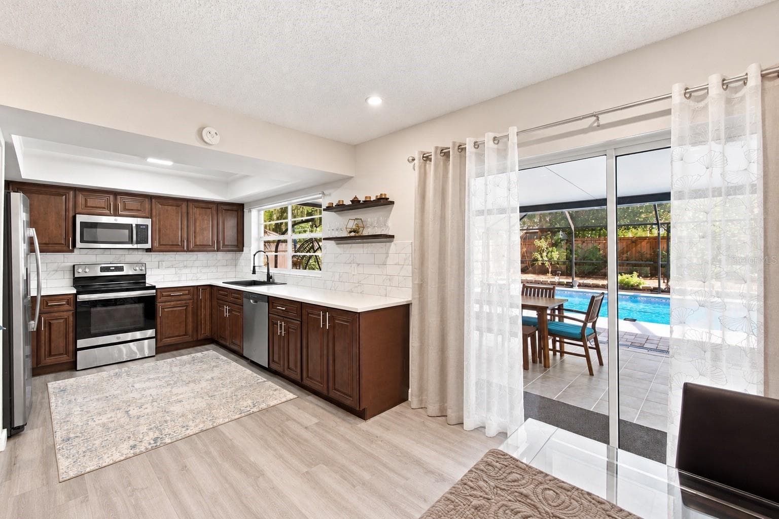 Single Family Residence at 626 FOREST HILLS DR, BRANDON, photo 11 of 38