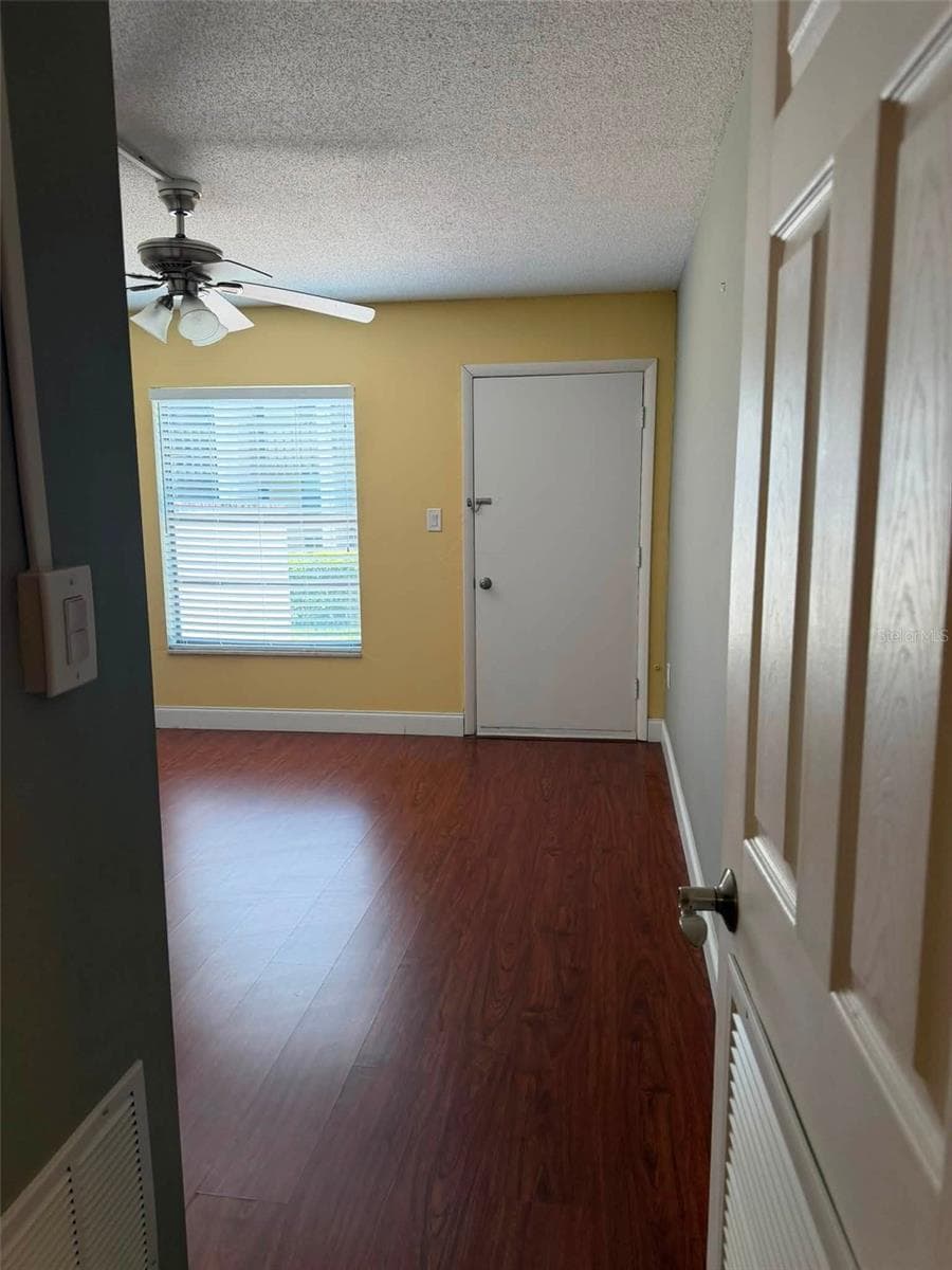 Guest Room - 2442 NE 7TH ST #3, OCALA