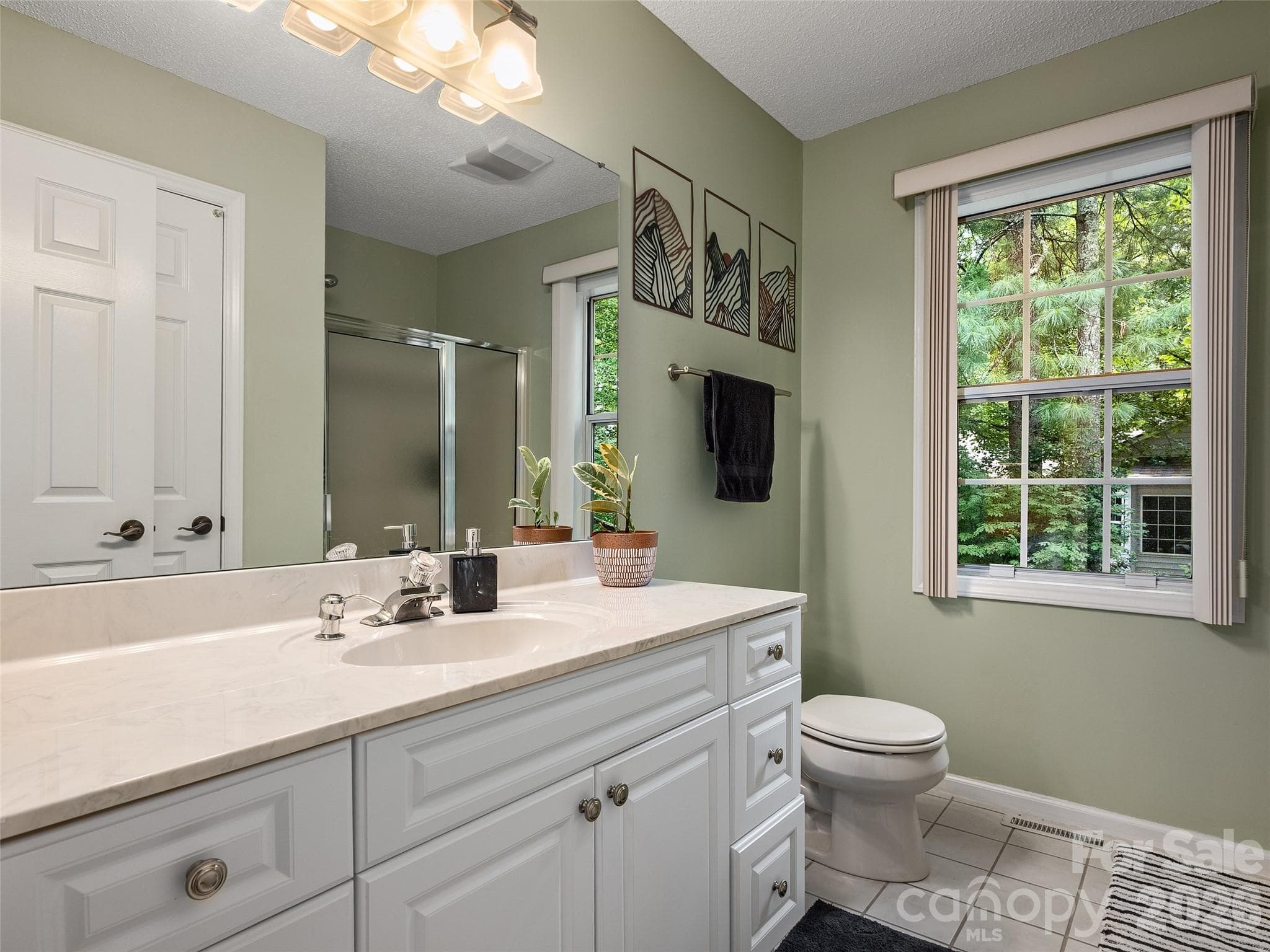 Full guest bathroom with spacious vanity and bright natural light. - 5 St Andrews Drive, Etowah