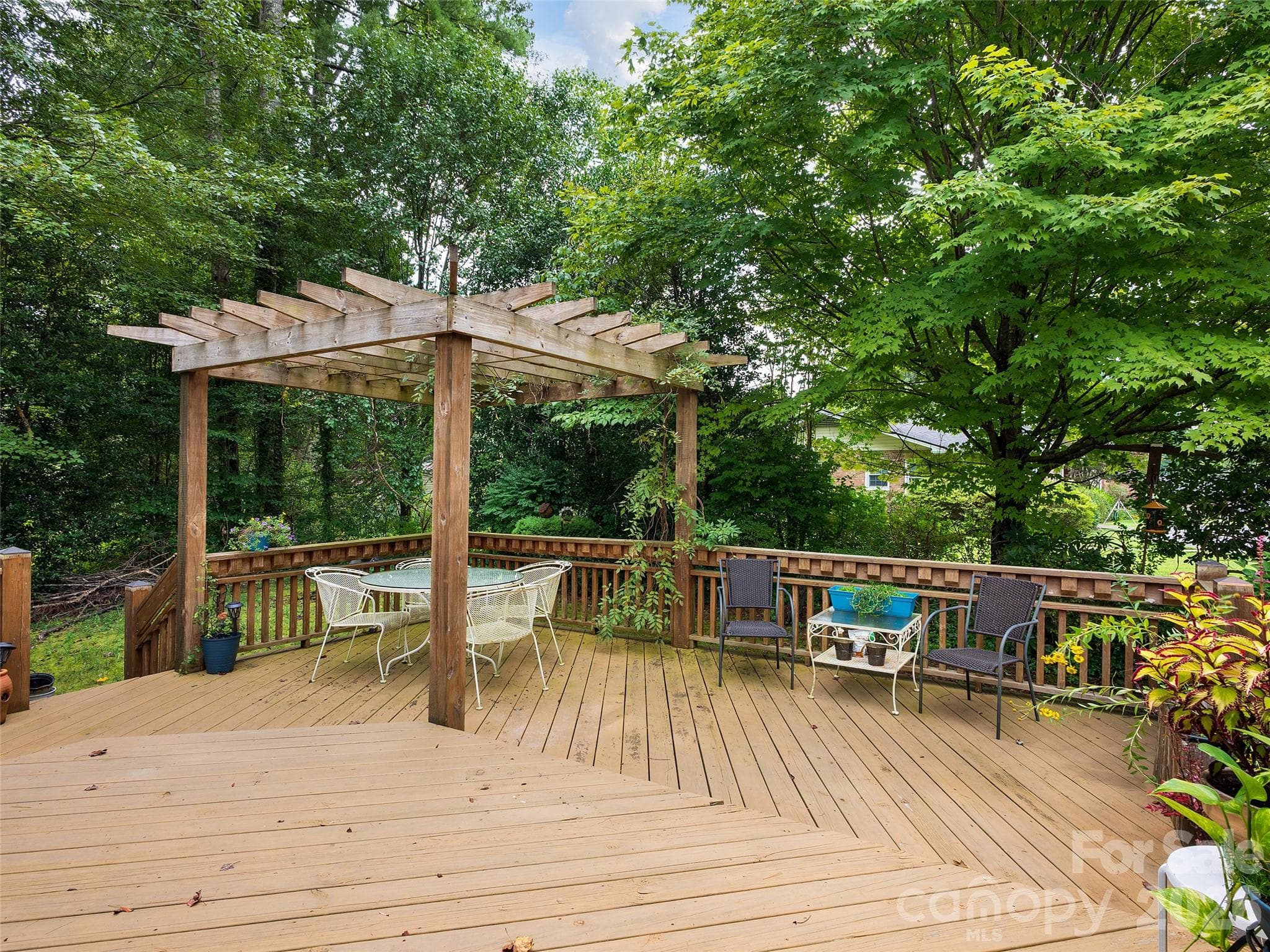 Large rear deck creates additional outdoor living and entertaining space - 5 St Andrews Drive, Etowah