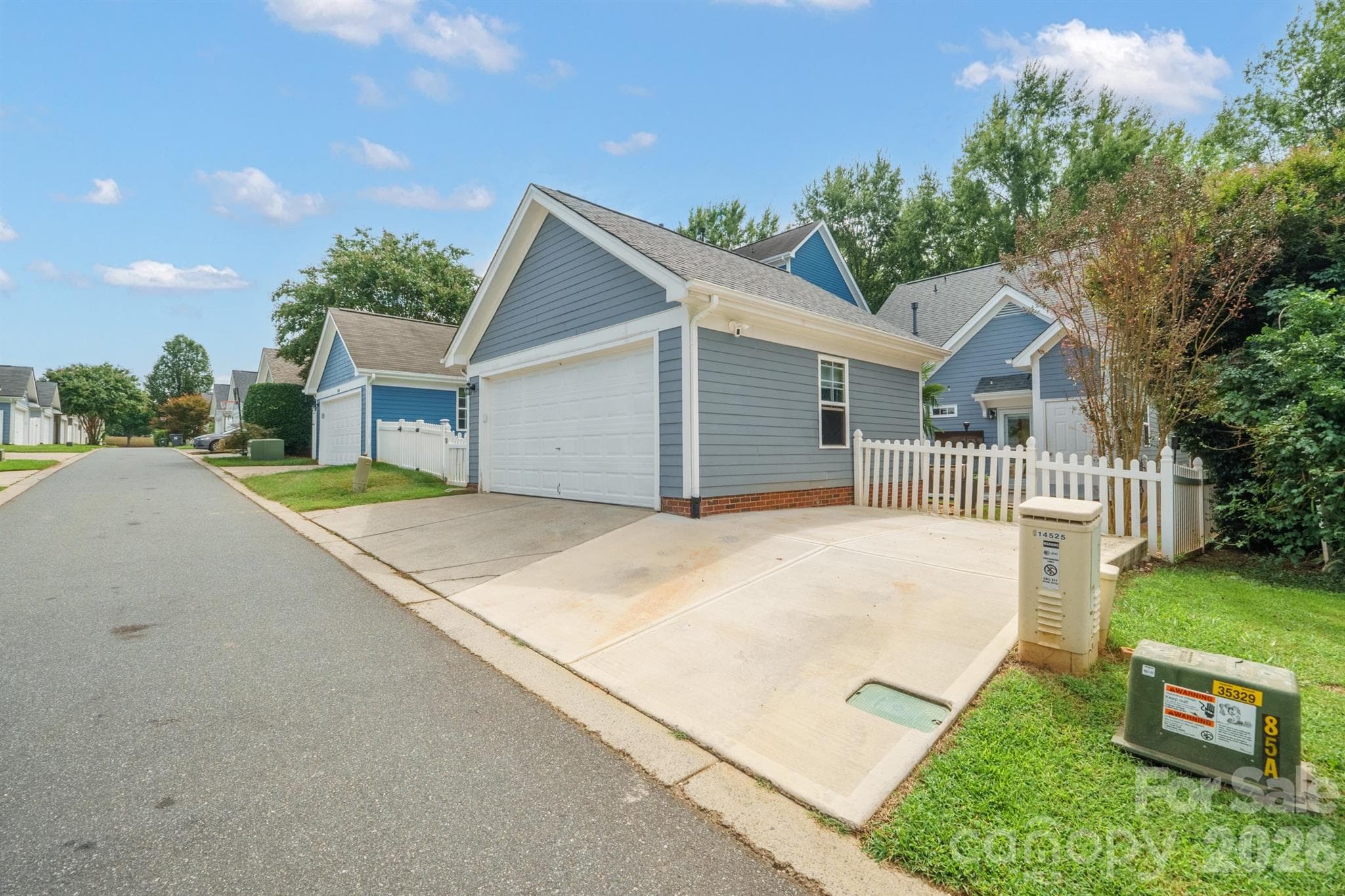 2 car garage with extra parking space - 14525 Holly Springs Drive, Huntersville