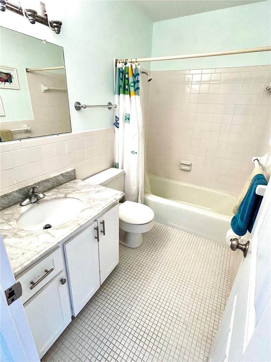 Upstairs fuill bath - 29 S OCEAN PALM DR, FLAGLER BEACH