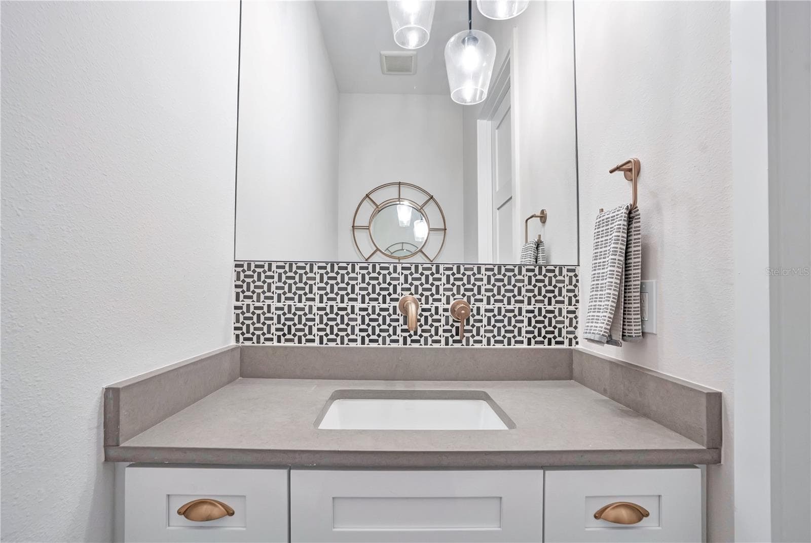 Powder bath off entry way first floor - 1927 S LAKEMONT AVE, WINTER PARK