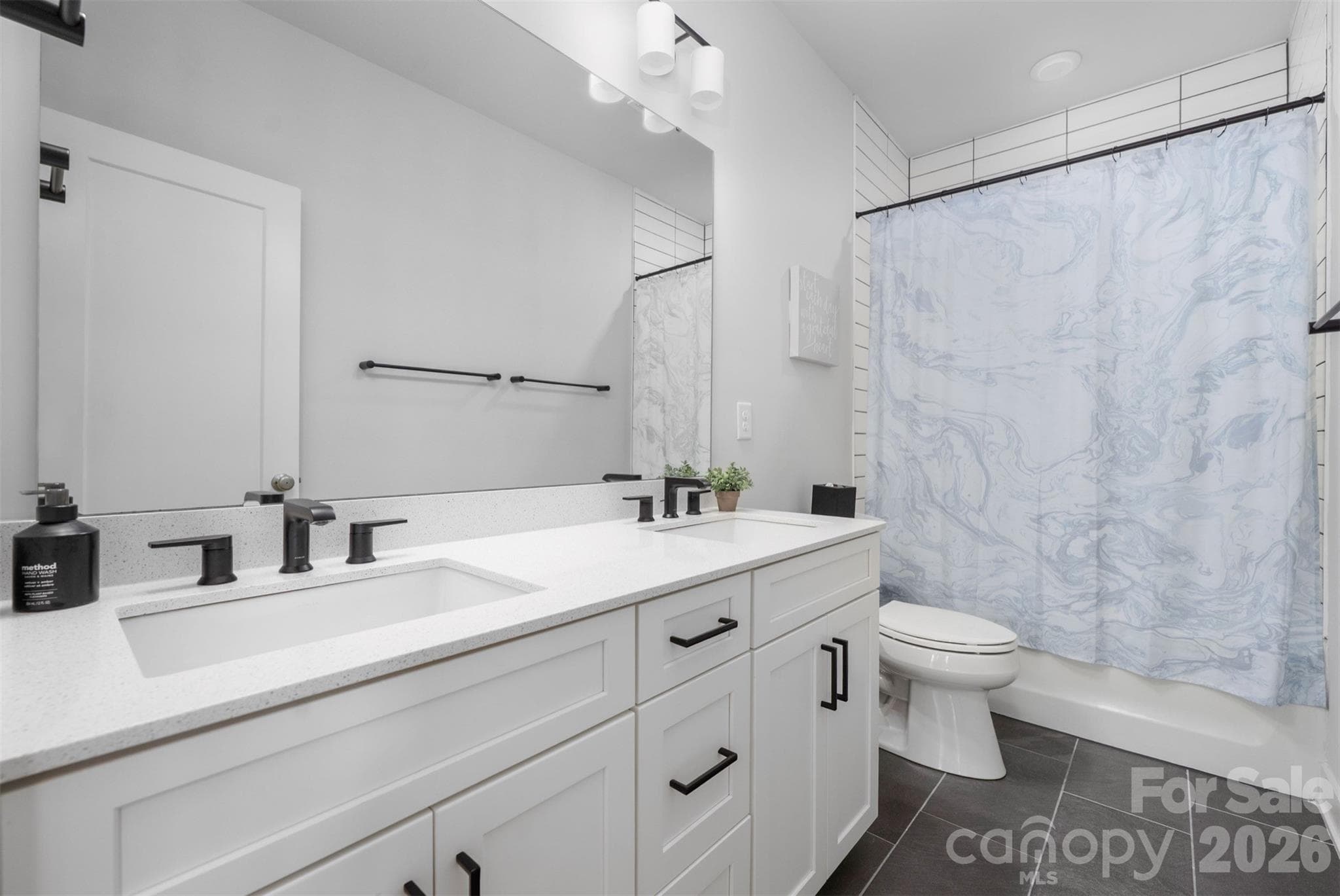Hall bath with dual-sink vanity - 4320 Tournette Drive, Indian Land