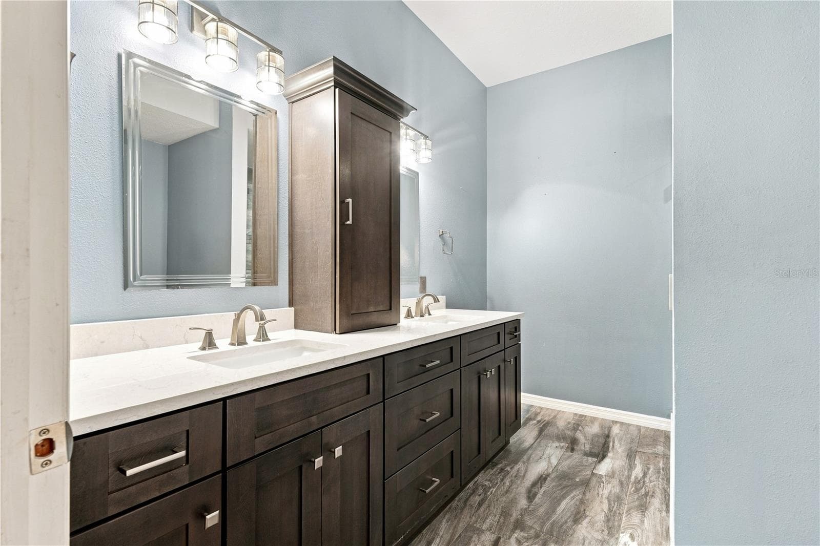 Primary bathroom double sink walk-in shower - 10097 HOLLY BERRY DR, WEEKI WACHEE