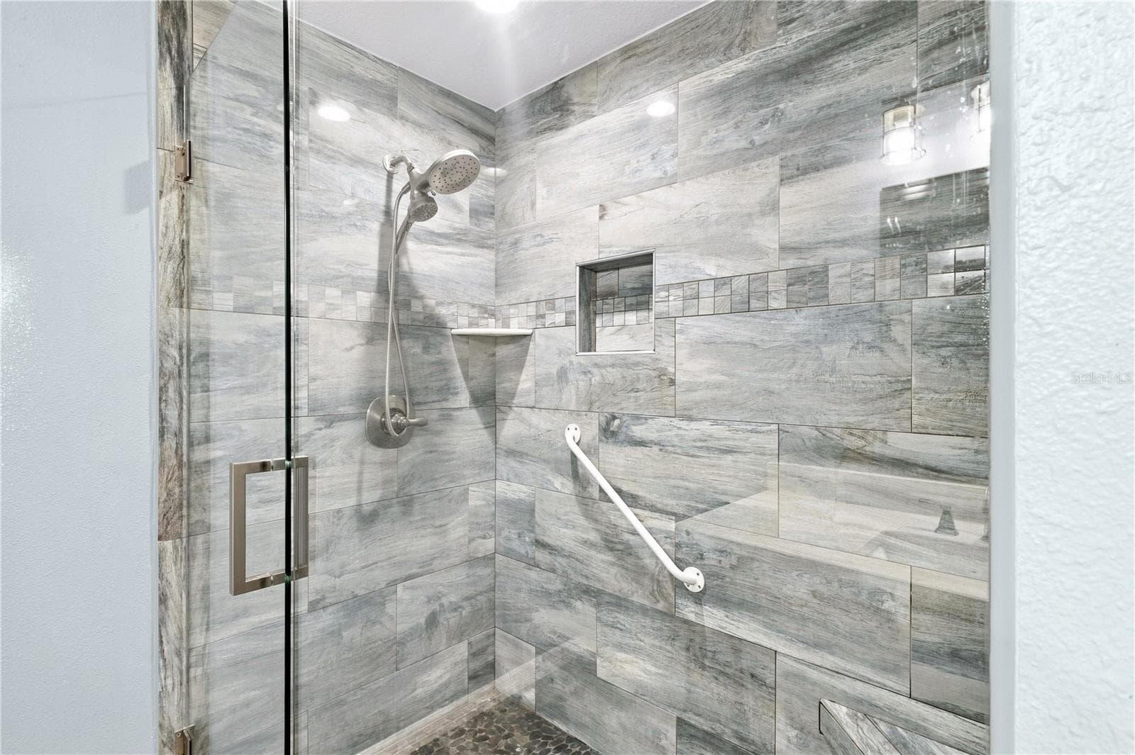 Primary bathroom double sink walk-in shower - 10097 HOLLY BERRY DR, WEEKI WACHEE