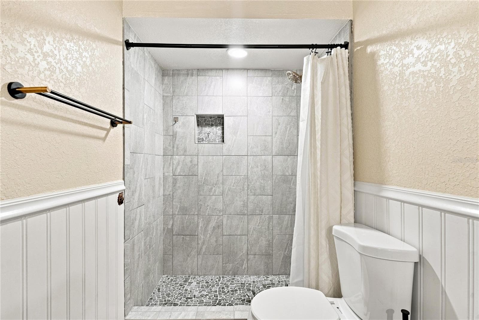 Second bathroom - 10097 HOLLY BERRY DR, WEEKI WACHEE