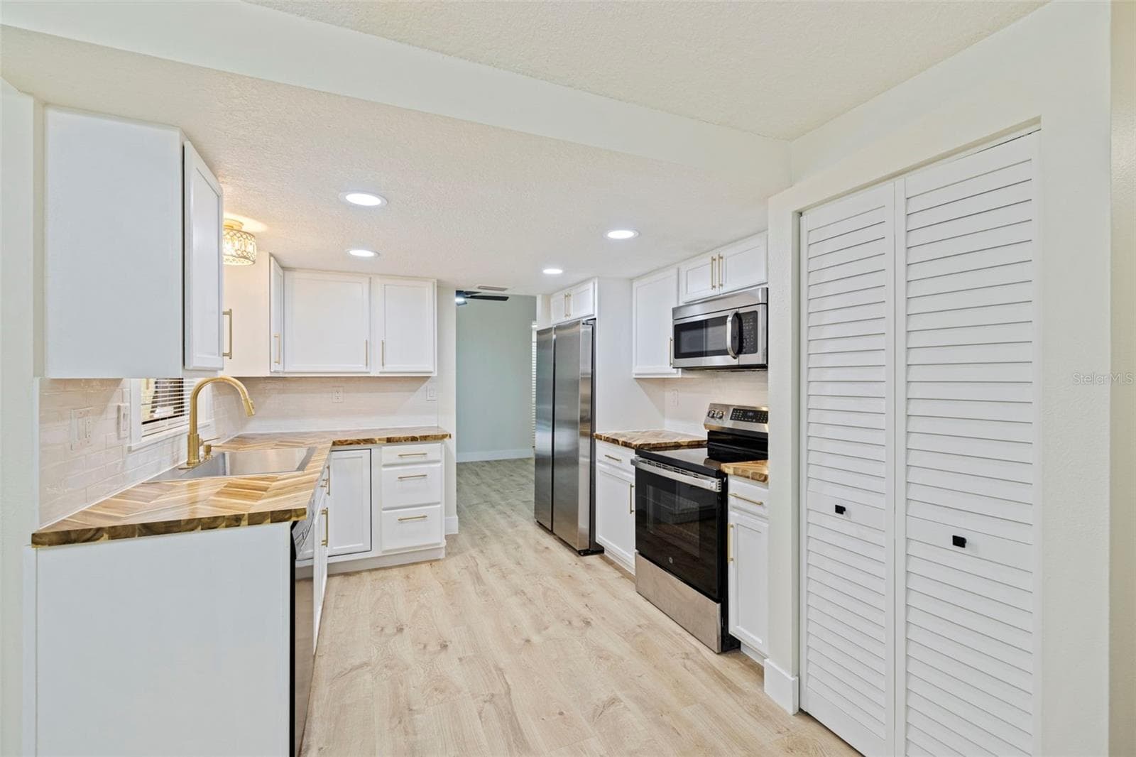 Single Family Residence at 1671 CASTLEWOOD LN, PALM HARBOR, photo 19 of 41
