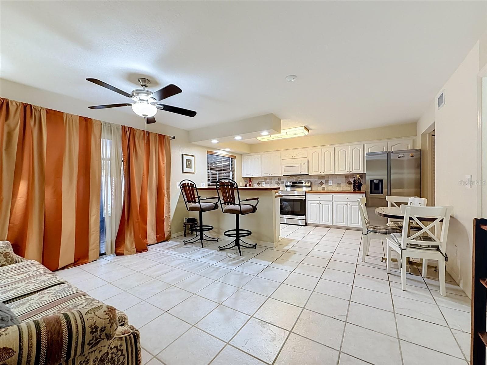 Living Room flows into the Kitchen - 8830 DR MARTIN LUTHER KING JR ST N #UNIT 2B, ST PETERSBURG