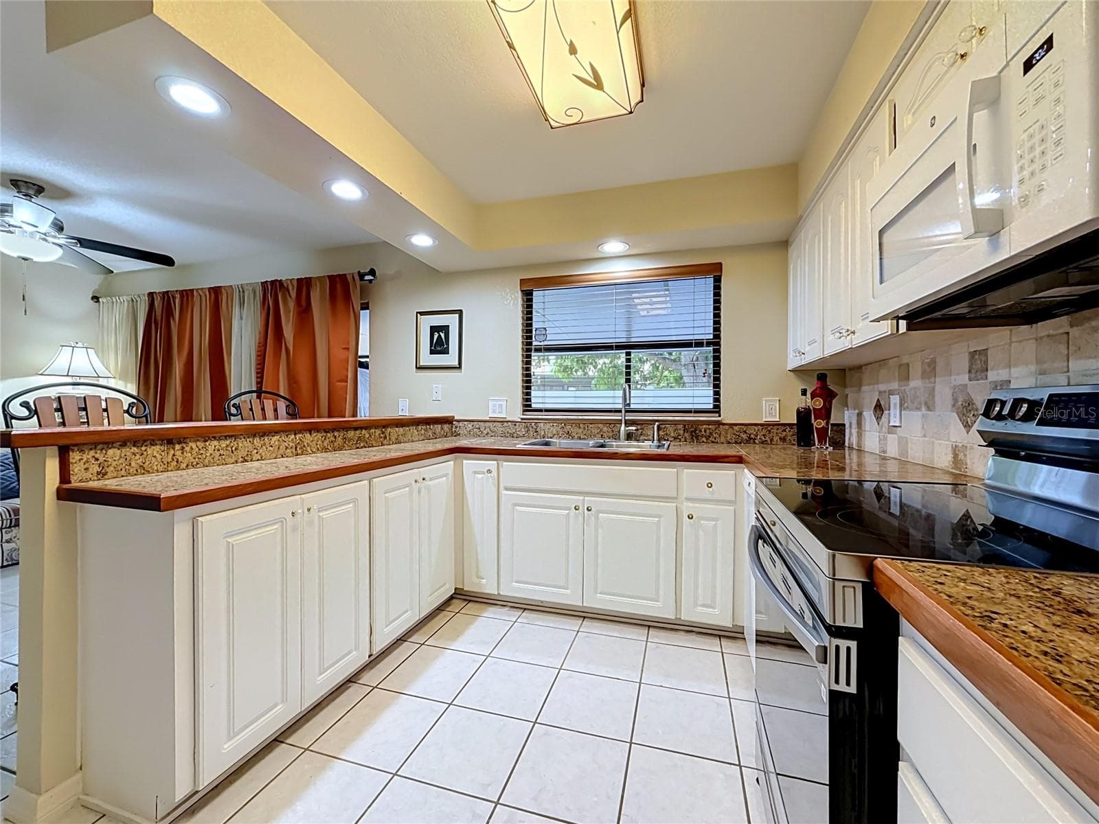 Decorative overhead light - 8830 DR MARTIN LUTHER KING JR ST N #UNIT 2B, ST PETERSBURG